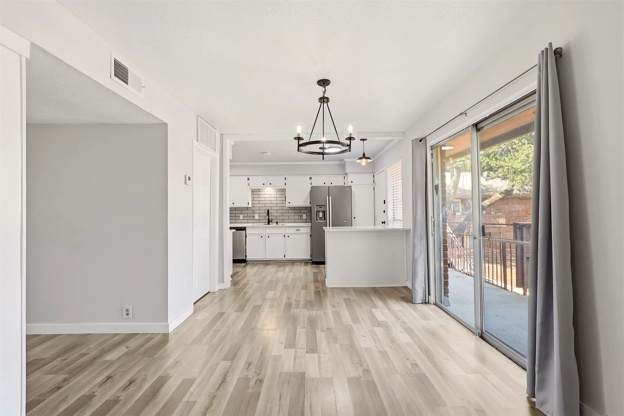 Condominium For Sale in Dallas County , 10526 Stone Canyon Road 201, Dallas, Texas 75230, 3 Bedroom, 2 Bathroom, Garage spaces, 1,406 Sqft, built in 1970, mls#21358222, Real Estate Agent in Dallas, Homes For Sale in Dallas county, Homes For Sale in Dallas, Realtor in Dallas Texas, Real Estate Brokerage Independent Realty Texas, Luminita Cordes Realtor