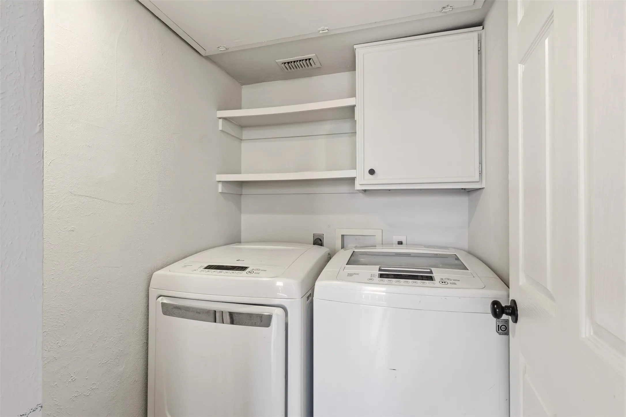 Condominium For Sale in Dallas County , 10526 Stone Canyon Road 201, Dallas, Texas 75230, 3 Bedroom, 2 Bathroom, Garage spaces, 1,406 Sqft, built in 1970, mls#21358222, Real Estate Agent in Dallas, Homes For Sale in Dallas county, Homes For Sale in Dallas, Realtor in Dallas Texas, Real Estate Brokerage Independent Realty Texas, Luminita Cordes Realtor