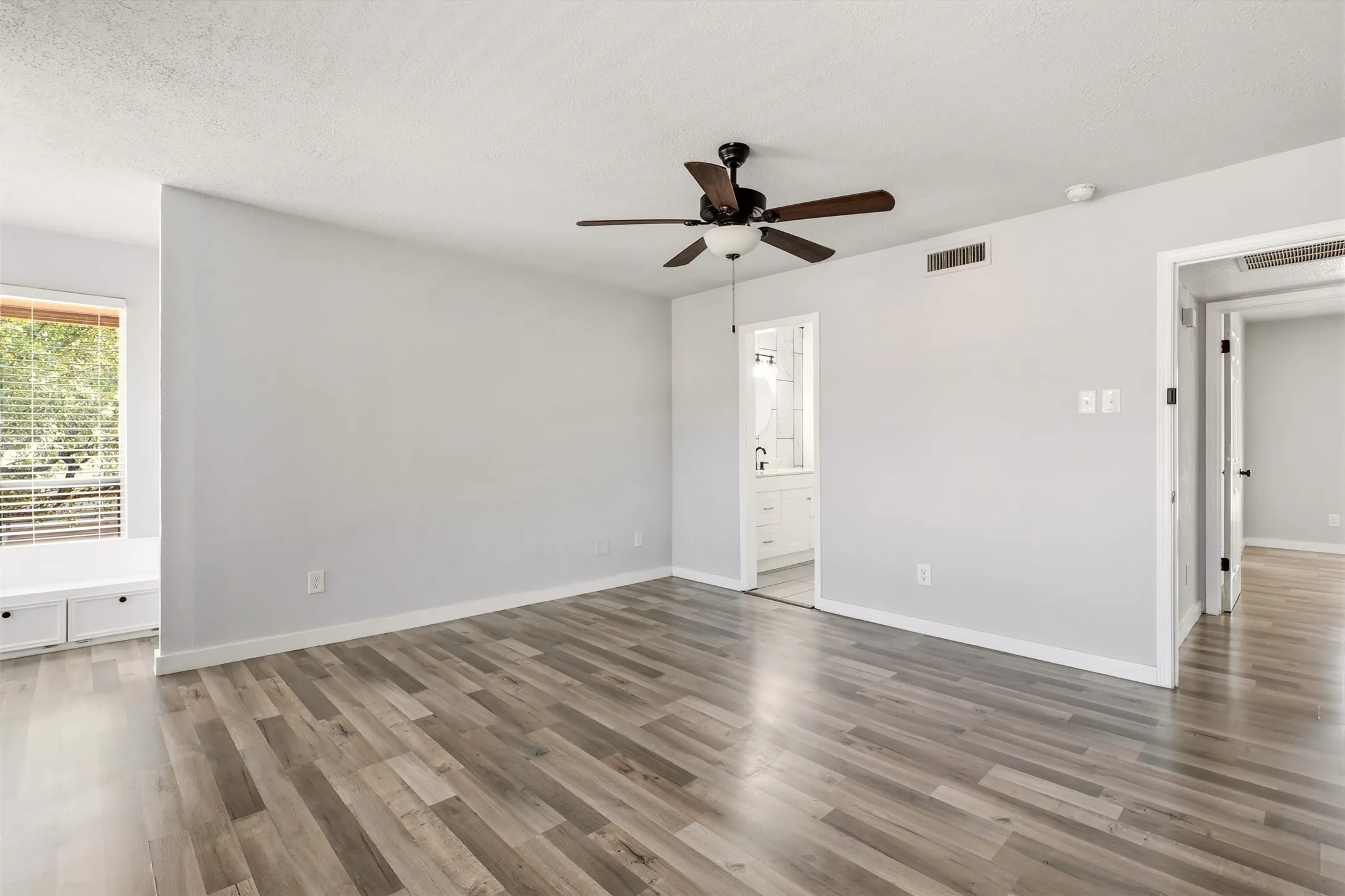 Condominium For Sale in Dallas County , 10526 Stone Canyon Road 201, Dallas, Texas 75230, 3 Bedroom, 2 Bathroom, Garage spaces, 1,406 Sqft, built in 1970, mls#21358222, Real Estate Agent in Dallas, Homes For Sale in Dallas county, Homes For Sale in Dallas, Realtor in Dallas Texas, Real Estate Brokerage Independent Realty Texas, Luminita Cordes Realtor