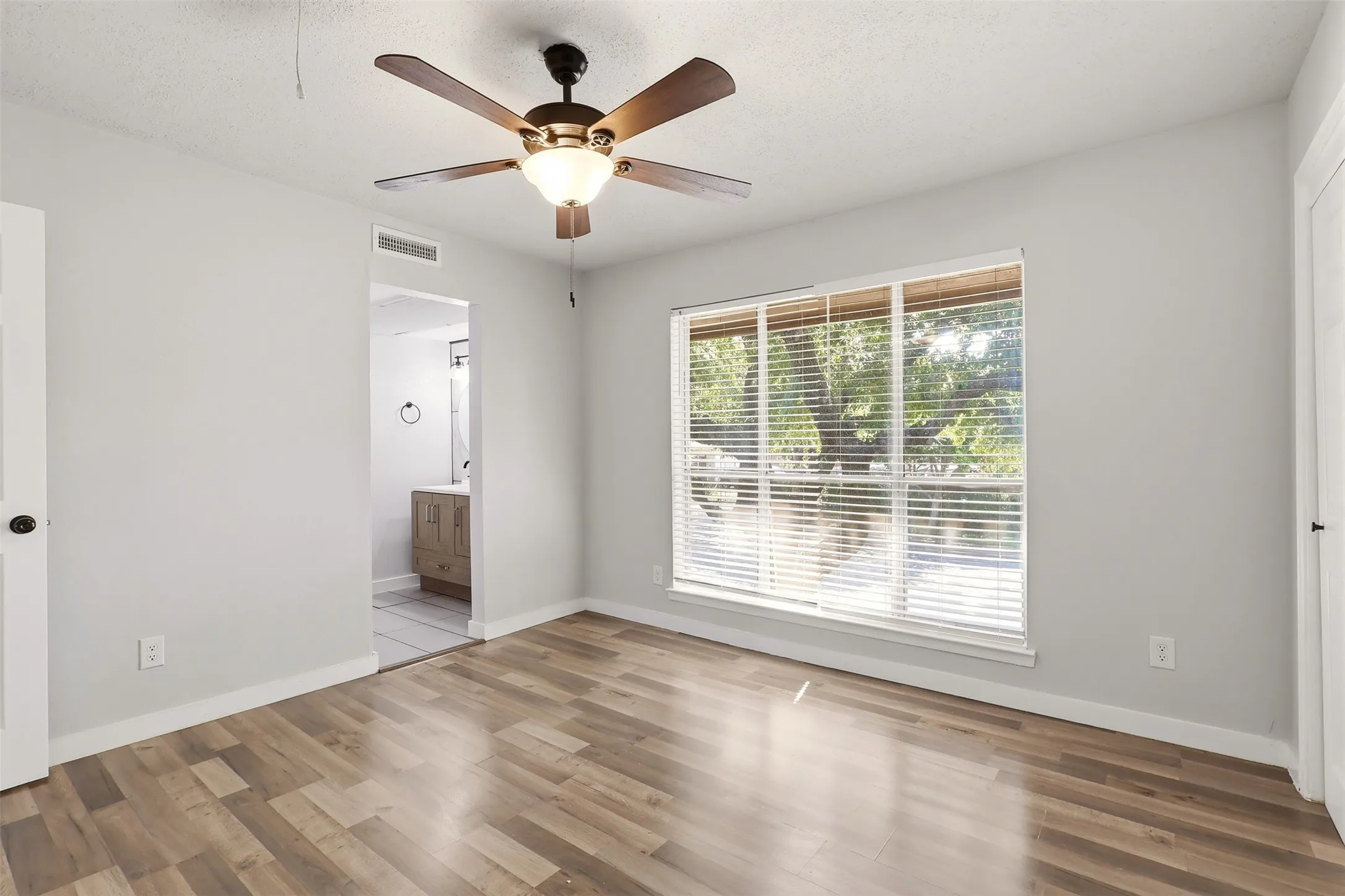 Condominium For Sale in Dallas County , 10526 Stone Canyon Road 201, Dallas, Texas 75230, 3 Bedroom, 2 Bathroom, Garage spaces, 1,406 Sqft, built in 1970, mls#21358222, Real Estate Agent in Dallas, Homes For Sale in Dallas county, Homes For Sale in Dallas, Realtor in Dallas Texas, Real Estate Brokerage Independent Realty Texas, Luminita Cordes Realtor