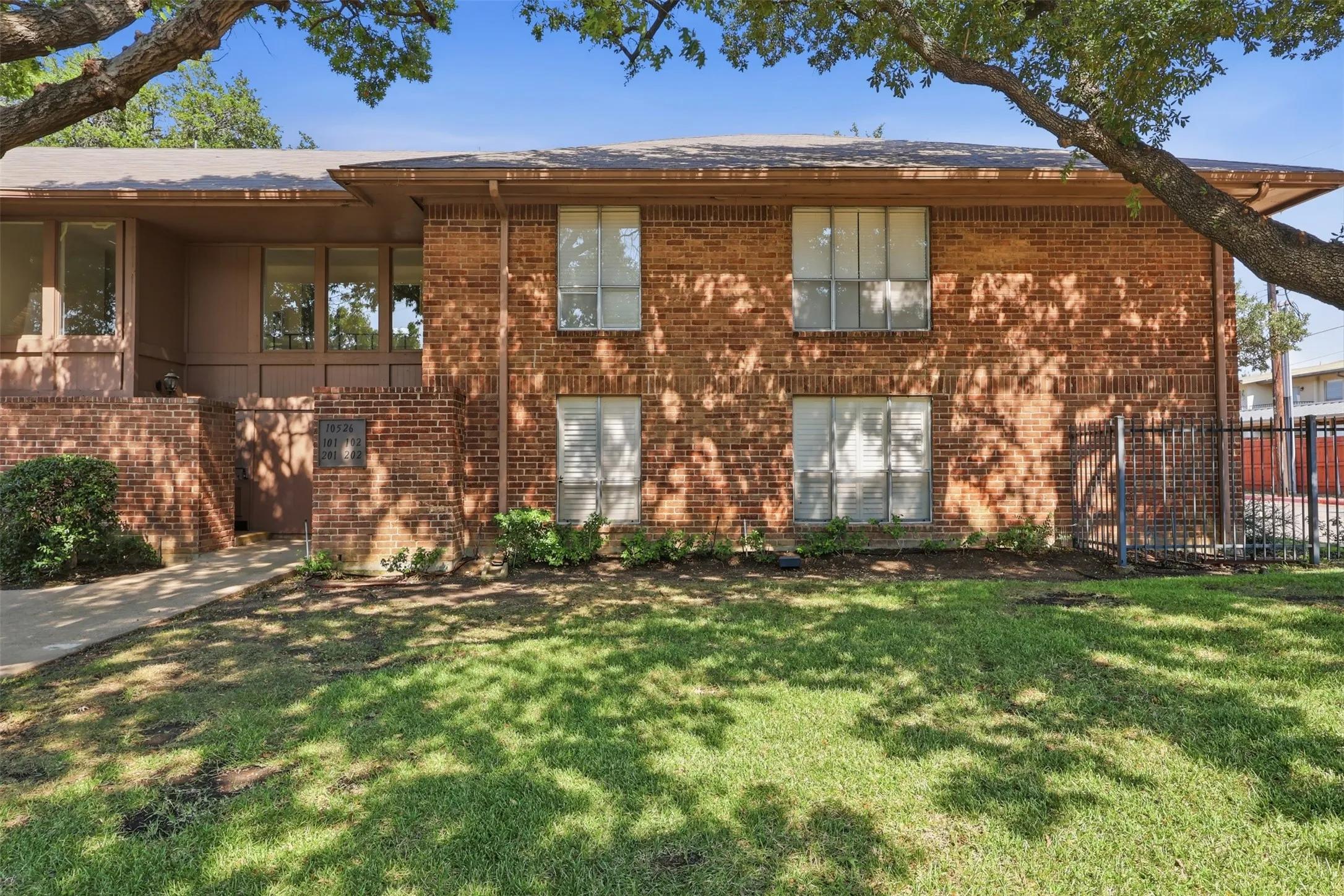 Condominium For Sale in Dallas County , 10526 Stone Canyon Road 201, Dallas, Texas 75230, 3 Bedroom, 2 Bathroom, Garage spaces, 1,406 Sqft, built in 1970, mls#21358222, Real Estate Agent in Dallas, Homes For Sale in Dallas county, Homes For Sale in Dallas, Realtor in Dallas Texas, Real Estate Brokerage Independent Realty Texas, Luminita Cordes Realtor