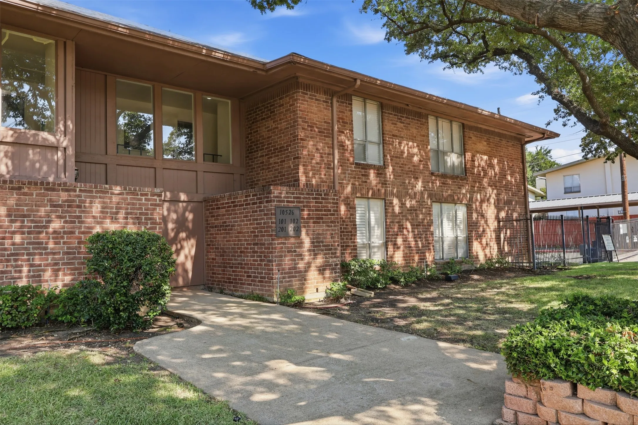 Condominium For Sale in Dallas County , 10526 Stone Canyon Road 201, Dallas, Texas 75230, 3 Bedroom, 2 Bathroom, Garage spaces, 1,406 Sqft, built in 1970, mls#21358222, Real Estate Agent in Dallas, Homes For Sale in Dallas county, Homes For Sale in Dallas, Realtor in Dallas Texas, Real Estate Brokerage Independent Realty Texas, Luminita Cordes Realtor