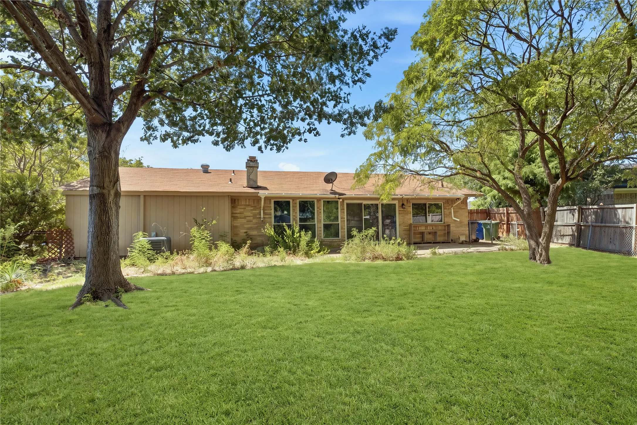 Single Family Residence For Sale in Dallas County , 2015 Inverness Drive, Carrollton, Texas 75007, 3 Bedroom, 2 Bathroom, 2 Garage spaces, 1,330 Sqft, built in 1969, mls#21356154, Real Estate Agent in Carrollton, Homes For Sale in Dallas county, Homes For Sale in Carrollton, Realtor in Carrollton Texas, Real Estate Brokerage Independent Realty Texas, Luminita Cordes Realtor