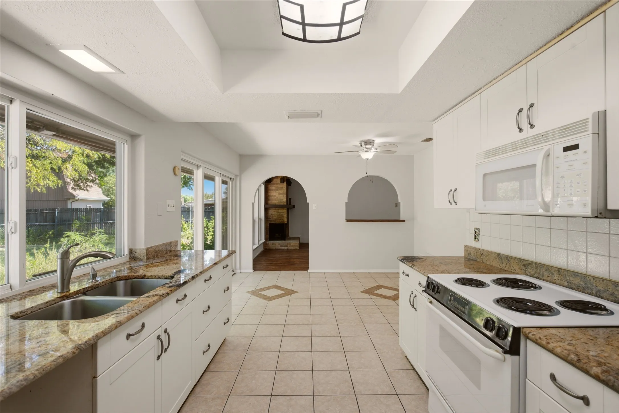 Single Family Residence For Sale in Dallas County , 2015 Inverness Drive, Carrollton, Texas 75007, 3 Bedroom, 2 Bathroom, 2 Garage spaces, 1,330 Sqft, built in 1969, mls#21356154, Real Estate Agent in Carrollton, Homes For Sale in Dallas county, Homes For Sale in Carrollton, Realtor in Carrollton Texas, Real Estate Brokerage Independent Realty Texas, Luminita Cordes Realtor