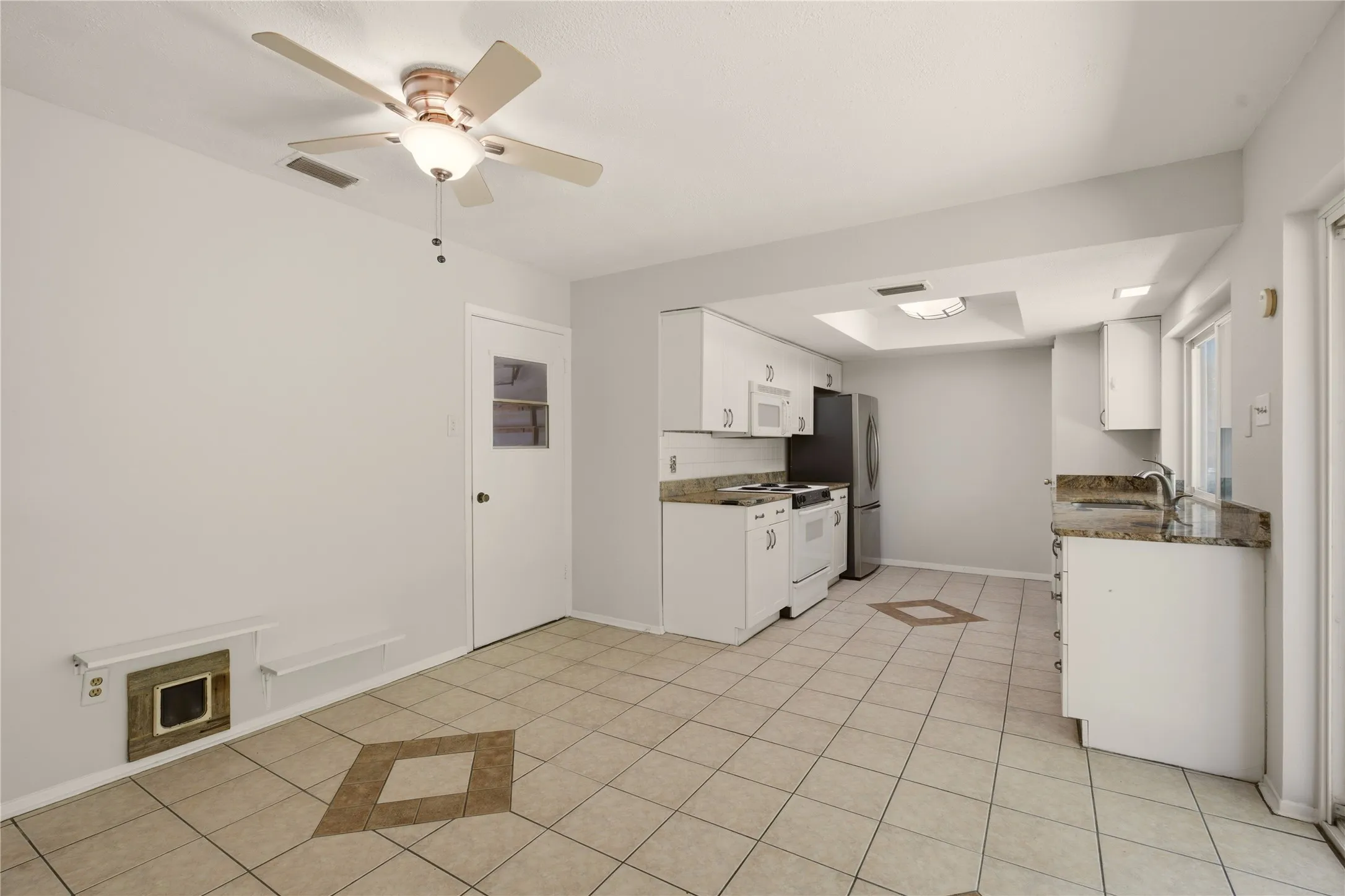 Single Family Residence For Sale in Dallas County , 2015 Inverness Drive, Carrollton, Texas 75007, 3 Bedroom, 2 Bathroom, 2 Garage spaces, 1,330 Sqft, built in 1969, mls#21356154, Real Estate Agent in Carrollton, Homes For Sale in Dallas county, Homes For Sale in Carrollton, Realtor in Carrollton Texas, Real Estate Brokerage Independent Realty Texas, Luminita Cordes Realtor