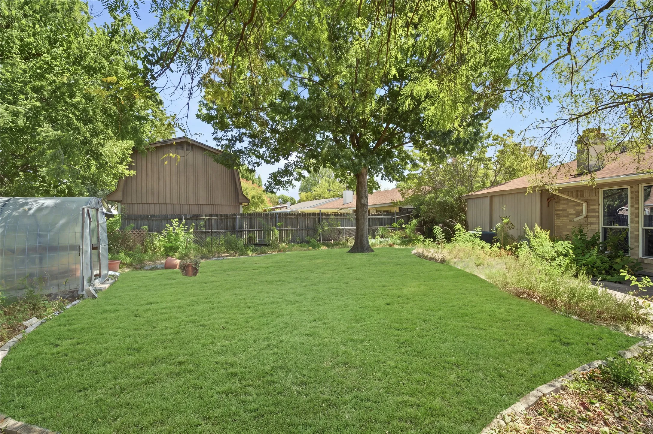 Single Family Residence For Sale in Dallas County , 2015 Inverness Drive, Carrollton, Texas 75007, 3 Bedroom, 2 Bathroom, 2 Garage spaces, 1,330 Sqft, built in 1969, mls#21356154, Real Estate Agent in Carrollton, Homes For Sale in Dallas county, Homes For Sale in Carrollton, Realtor in Carrollton Texas, Real Estate Brokerage Independent Realty Texas, Luminita Cordes Realtor