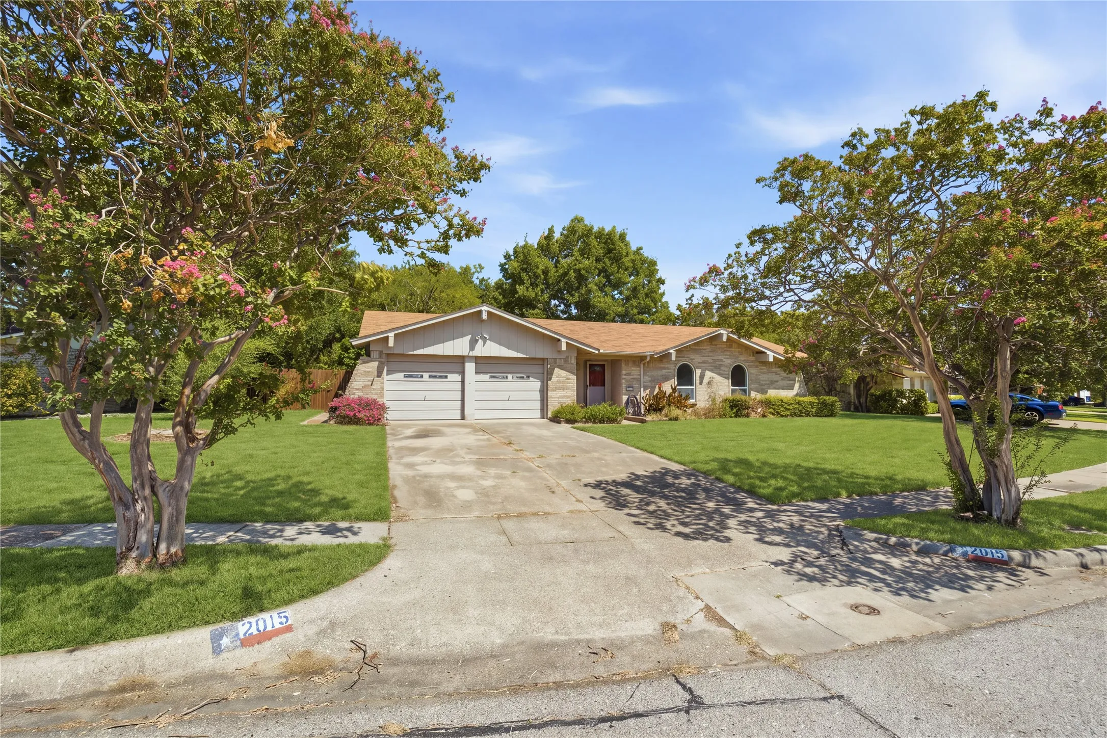Single Family Residence For Sale in Dallas County , 2015 Inverness Drive, Carrollton, Texas 75007, 3 Bedroom, 2 Bathroom, 2 Garage spaces, 1,330 Sqft, built in 1969, mls#21356154, Real Estate Agent in Carrollton, Homes For Sale in Dallas county, Homes For Sale in Carrollton, Realtor in Carrollton Texas, Real Estate Brokerage Independent Realty Texas, Luminita Cordes Realtor