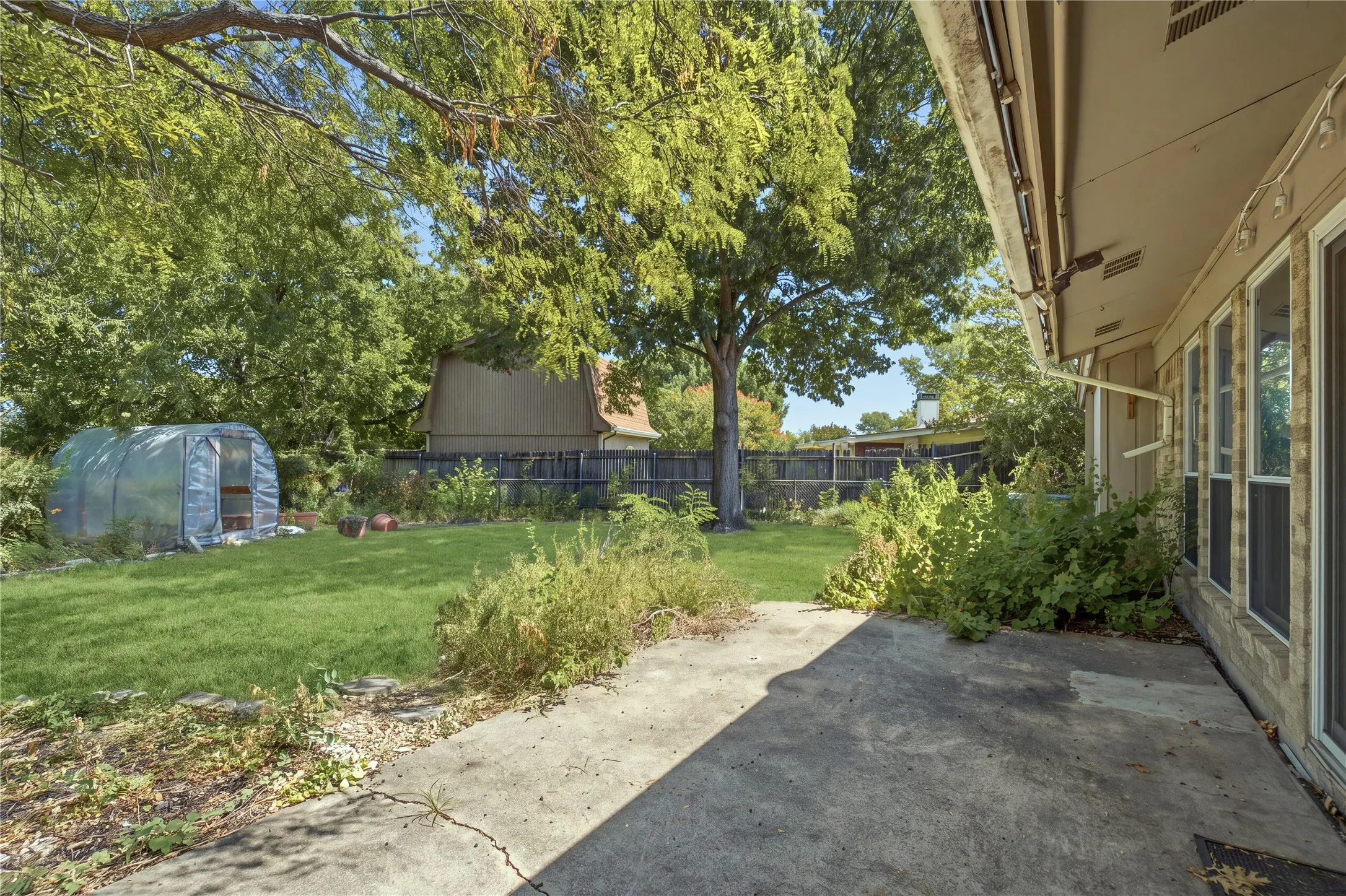 Single Family Residence For Sale in Dallas County , 2015 Inverness Drive, Carrollton, Texas 75007, 3 Bedroom, 2 Bathroom, 2 Garage spaces, 1,330 Sqft, built in 1969, mls#21356154, Real Estate Agent in Carrollton, Homes For Sale in Dallas county, Homes For Sale in Carrollton, Realtor in Carrollton Texas, Real Estate Brokerage Independent Realty Texas, Luminita Cordes Realtor