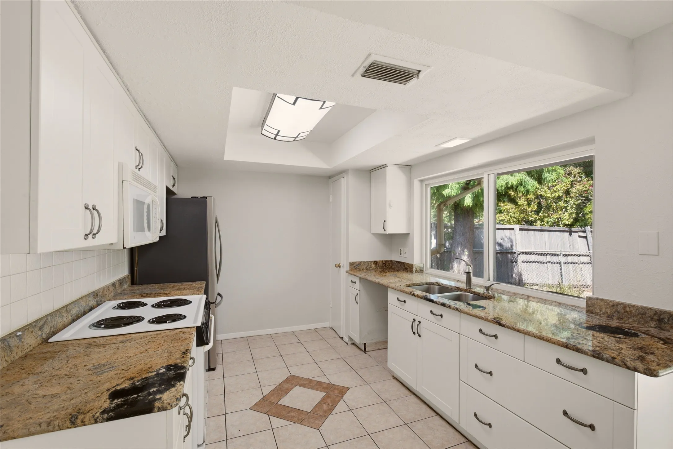 Single Family Residence For Sale in Dallas County , 2015 Inverness Drive, Carrollton, Texas 75007, 3 Bedroom, 2 Bathroom, 2 Garage spaces, 1,330 Sqft, built in 1969, mls#21356154, Real Estate Agent in Carrollton, Homes For Sale in Dallas county, Homes For Sale in Carrollton, Realtor in Carrollton Texas, Real Estate Brokerage Independent Realty Texas, Luminita Cordes Realtor