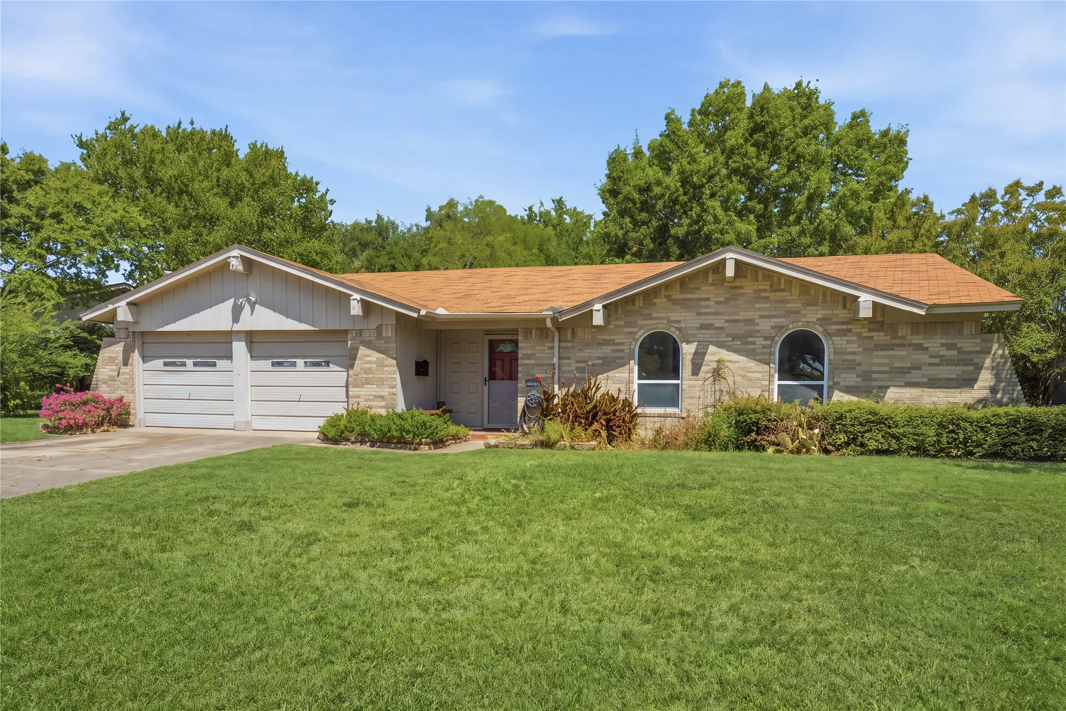 Single Family Residence For Sale in Dallas County , 2015 Inverness Drive, Carrollton, Texas 75007, 3 Bedroom, 2 Bathroom, 2 Garage spaces, 1,330 Sqft, built in 1969, mls#21356154, Real Estate Agent in Carrollton, Homes For Sale in Dallas county, Homes For Sale in Carrollton, Realtor in Carrollton Texas, Real Estate Brokerage Independent Realty Texas, Luminita Cordes Realtor