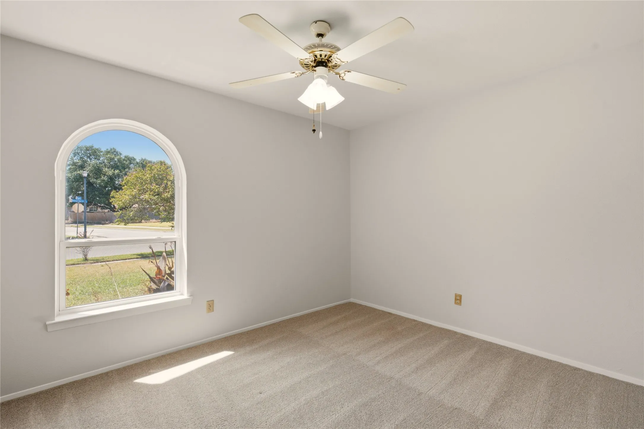 Single Family Residence For Sale in Dallas County , 2015 Inverness Drive, Carrollton, Texas 75007, 3 Bedroom, 2 Bathroom, 2 Garage spaces, 1,330 Sqft, built in 1969, mls#21356154, Real Estate Agent in Carrollton, Homes For Sale in Dallas county, Homes For Sale in Carrollton, Realtor in Carrollton Texas, Real Estate Brokerage Independent Realty Texas, Luminita Cordes Realtor
