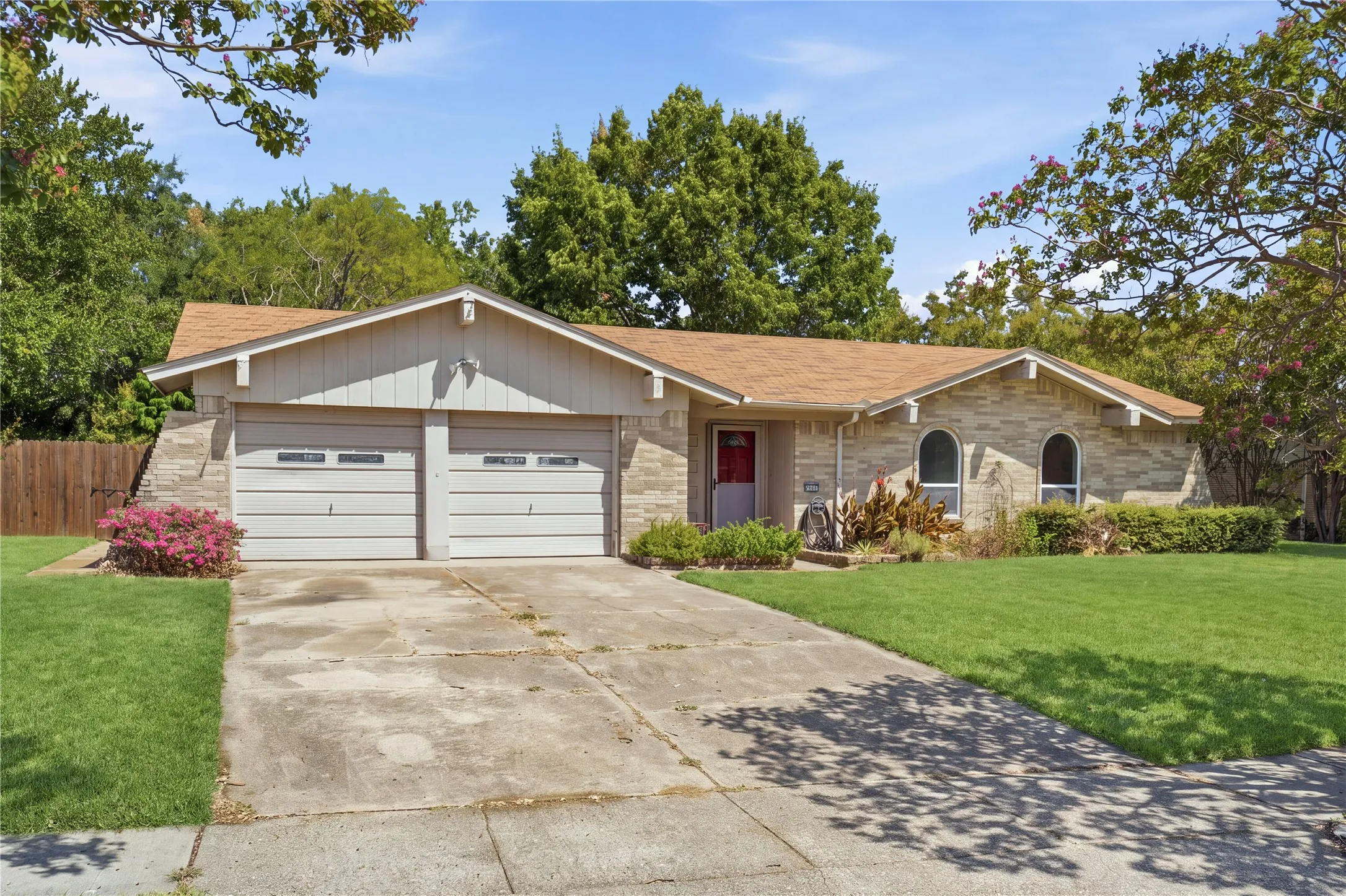 Single Family Residence For Sale in Dallas County , 2015 Inverness Drive, Carrollton, Texas 75007, 3 Bedroom, 2 Bathroom, 2 Garage spaces, 1,330 Sqft, built in 1969, mls#21356154, Real Estate Agent in Carrollton, Homes For Sale in Dallas county, Homes For Sale in Carrollton, Realtor in Carrollton Texas, Real Estate Brokerage Independent Realty Texas, Luminita Cordes Realtor
