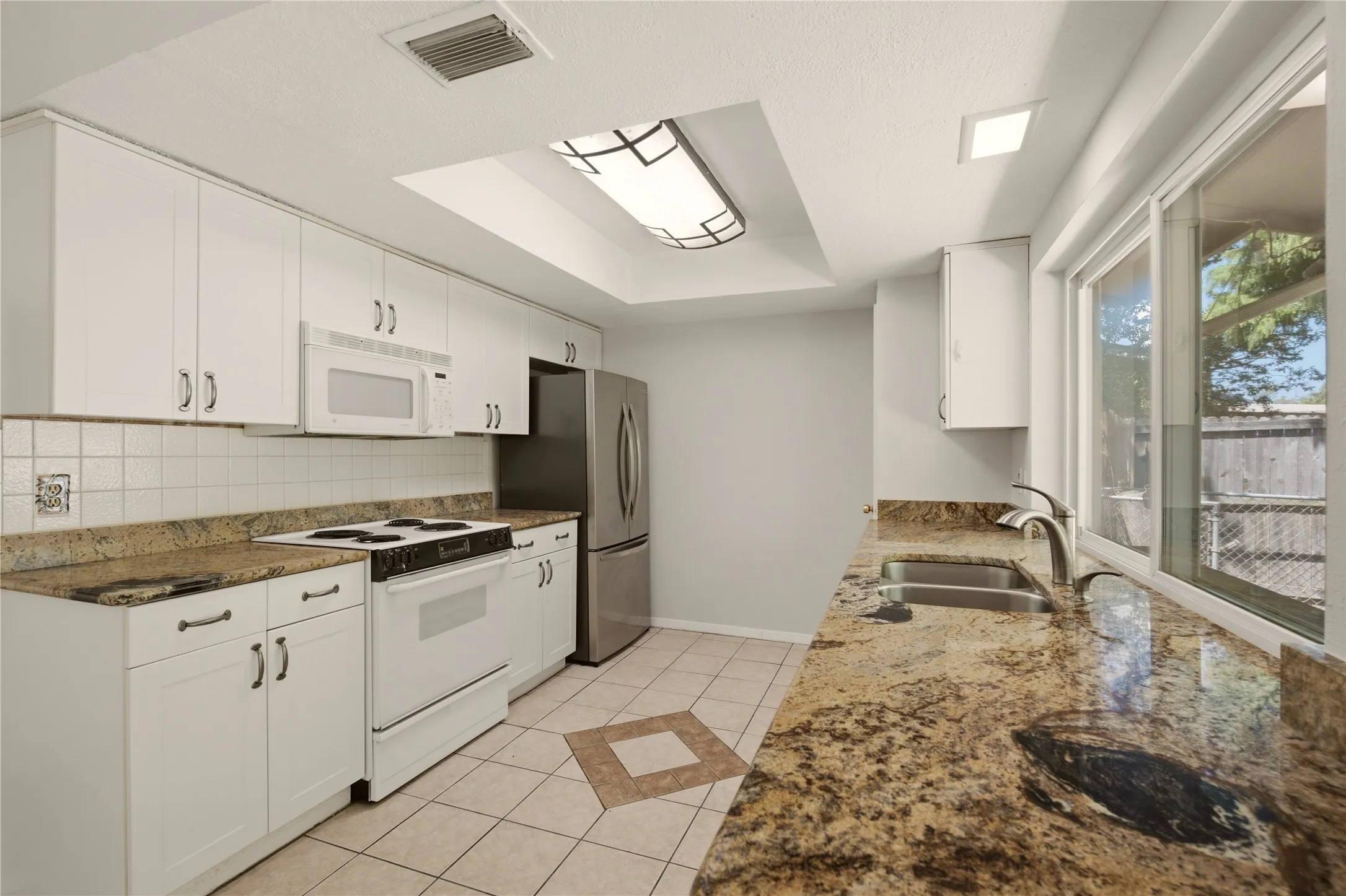 Single Family Residence For Sale in Dallas County , 2015 Inverness Drive, Carrollton, Texas 75007, 3 Bedroom, 2 Bathroom, 2 Garage spaces, 1,330 Sqft, built in 1969, mls#21356154, Real Estate Agent in Carrollton, Homes For Sale in Dallas county, Homes For Sale in Carrollton, Realtor in Carrollton Texas, Real Estate Brokerage Independent Realty Texas, Luminita Cordes Realtor