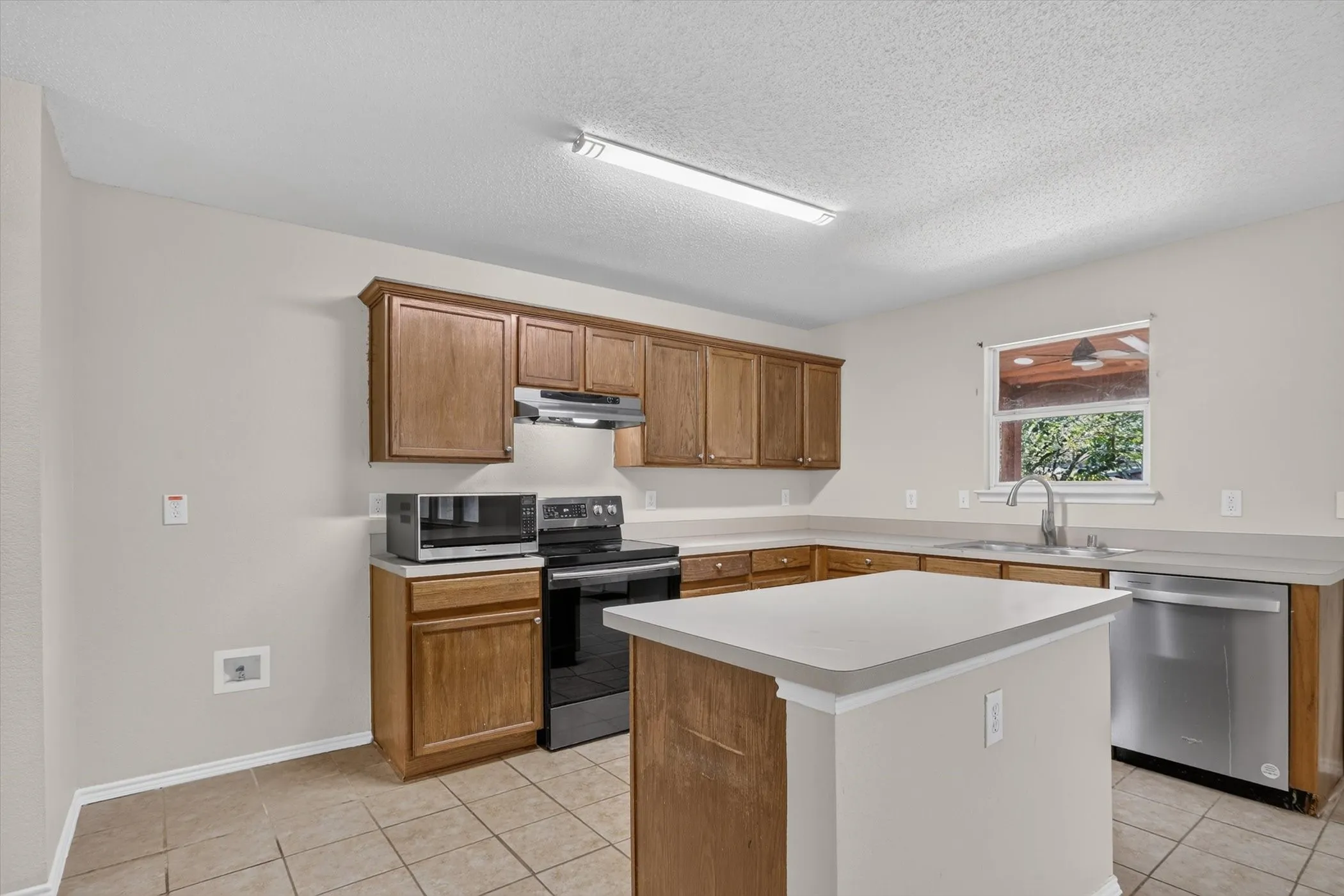 Single Family Residence For Sale in Tarrant County , 2427 Arroyo Springs Drive, Grand Prairie, Texas 75052, 3 Bedroom, 3 Bathroom, 2 Garage spaces, 2,437 Sqft, built in 2004, Price $359,999, mls#21358240, Real Estate Agent in Grand Prairie, Homes For Sale in Tarrant county, Homes For Sale in Grand Prairie, Realtor in Grand Prairie Texas, Real Estate Brokerage Independent Realty Texas, Luminita Cordes Realtor