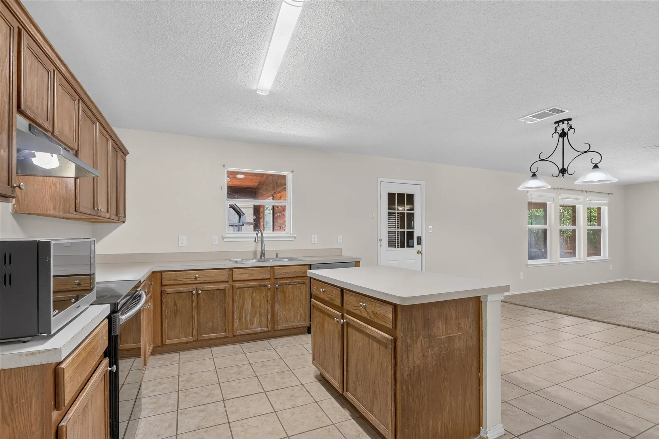 Single Family Residence For Sale in Tarrant County , 2427 Arroyo Springs Drive, Grand Prairie, Texas 75052, 3 Bedroom, 3 Bathroom, 2 Garage spaces, 2,437 Sqft, built in 2004, Price $359,999, mls#21358240, Real Estate Agent in Grand Prairie, Homes For Sale in Tarrant county, Homes For Sale in Grand Prairie, Realtor in Grand Prairie Texas, Real Estate Brokerage Independent Realty Texas, Luminita Cordes Realtor