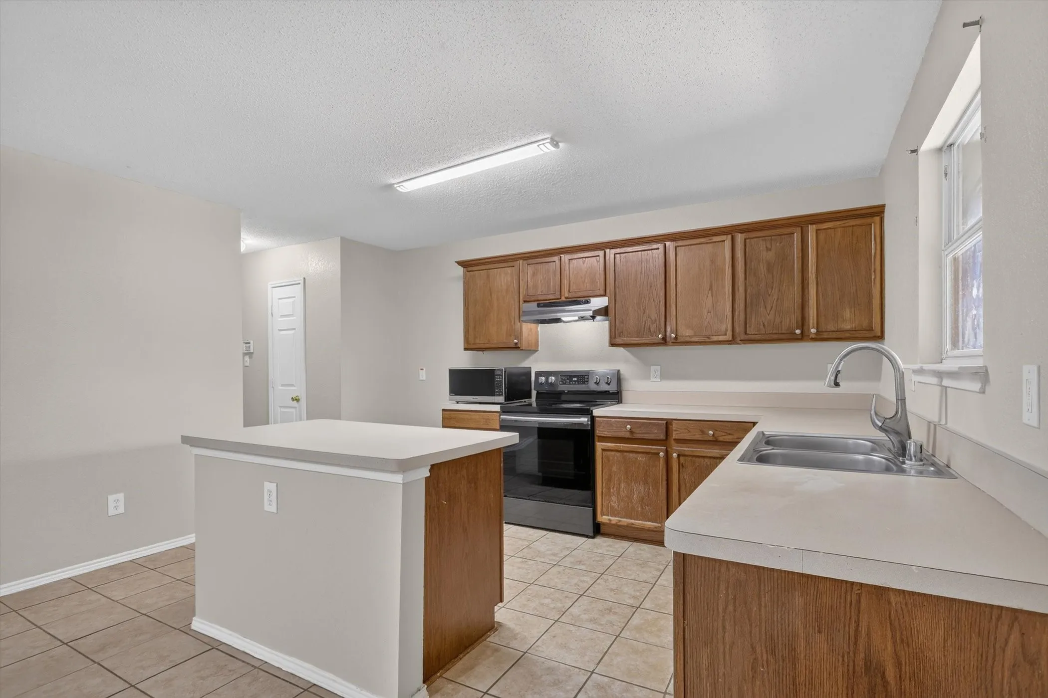 Single Family Residence For Sale in Tarrant County , 2427 Arroyo Springs Drive, Grand Prairie, Texas 75052, 3 Bedroom, 3 Bathroom, 2 Garage spaces, 2,437 Sqft, built in 2004, Price $359,999, mls#21358240, Real Estate Agent in Grand Prairie, Homes For Sale in Tarrant county, Homes For Sale in Grand Prairie, Realtor in Grand Prairie Texas, Real Estate Brokerage Independent Realty Texas, Luminita Cordes Realtor