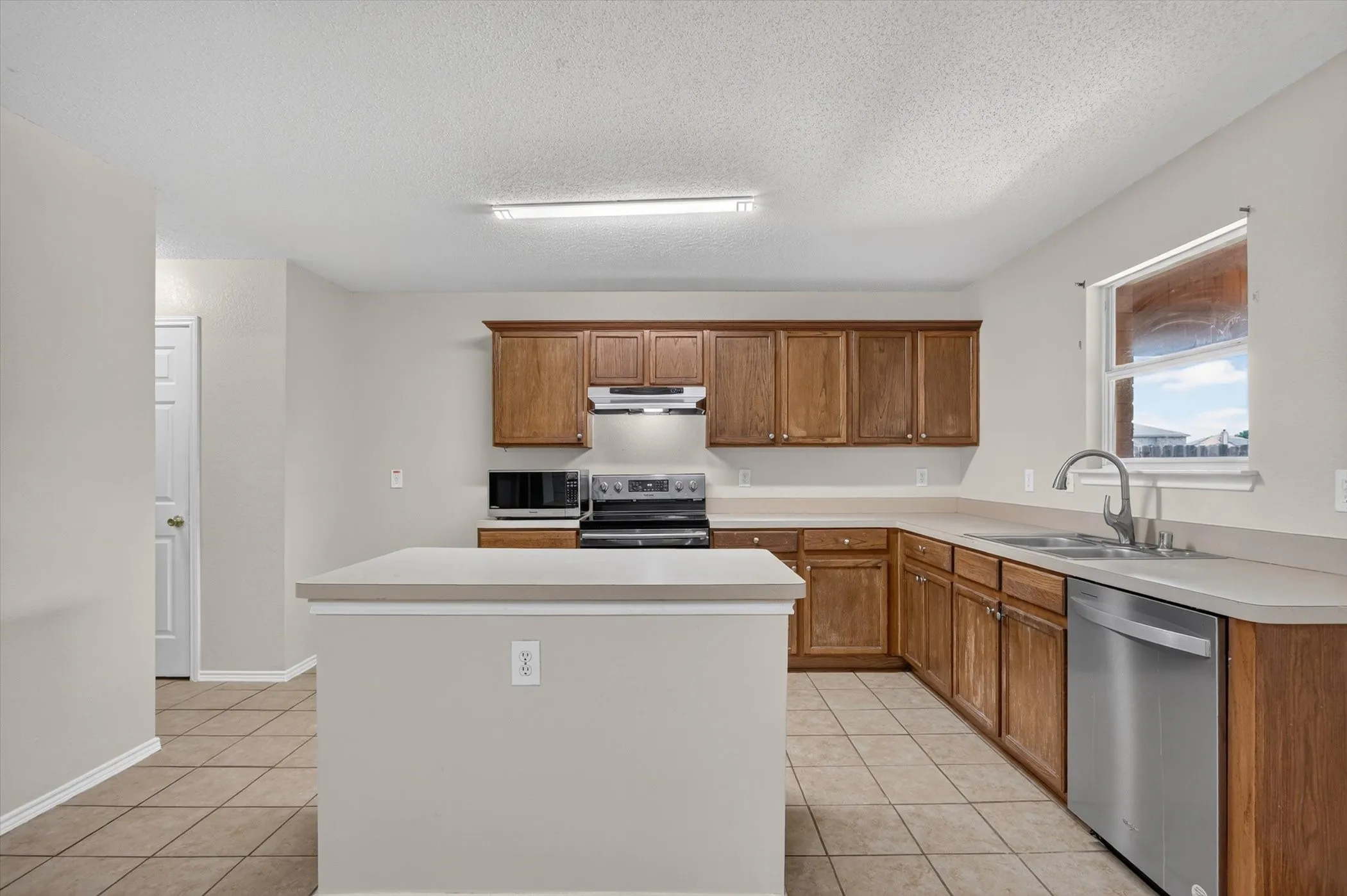 Single Family Residence For Sale in Tarrant County , 2427 Arroyo Springs Drive, Grand Prairie, Texas 75052, 3 Bedroom, 3 Bathroom, 2 Garage spaces, 2,437 Sqft, built in 2004, Price $359,999, mls#21358240, Real Estate Agent in Grand Prairie, Homes For Sale in Tarrant county, Homes For Sale in Grand Prairie, Realtor in Grand Prairie Texas, Real Estate Brokerage Independent Realty Texas, Luminita Cordes Realtor