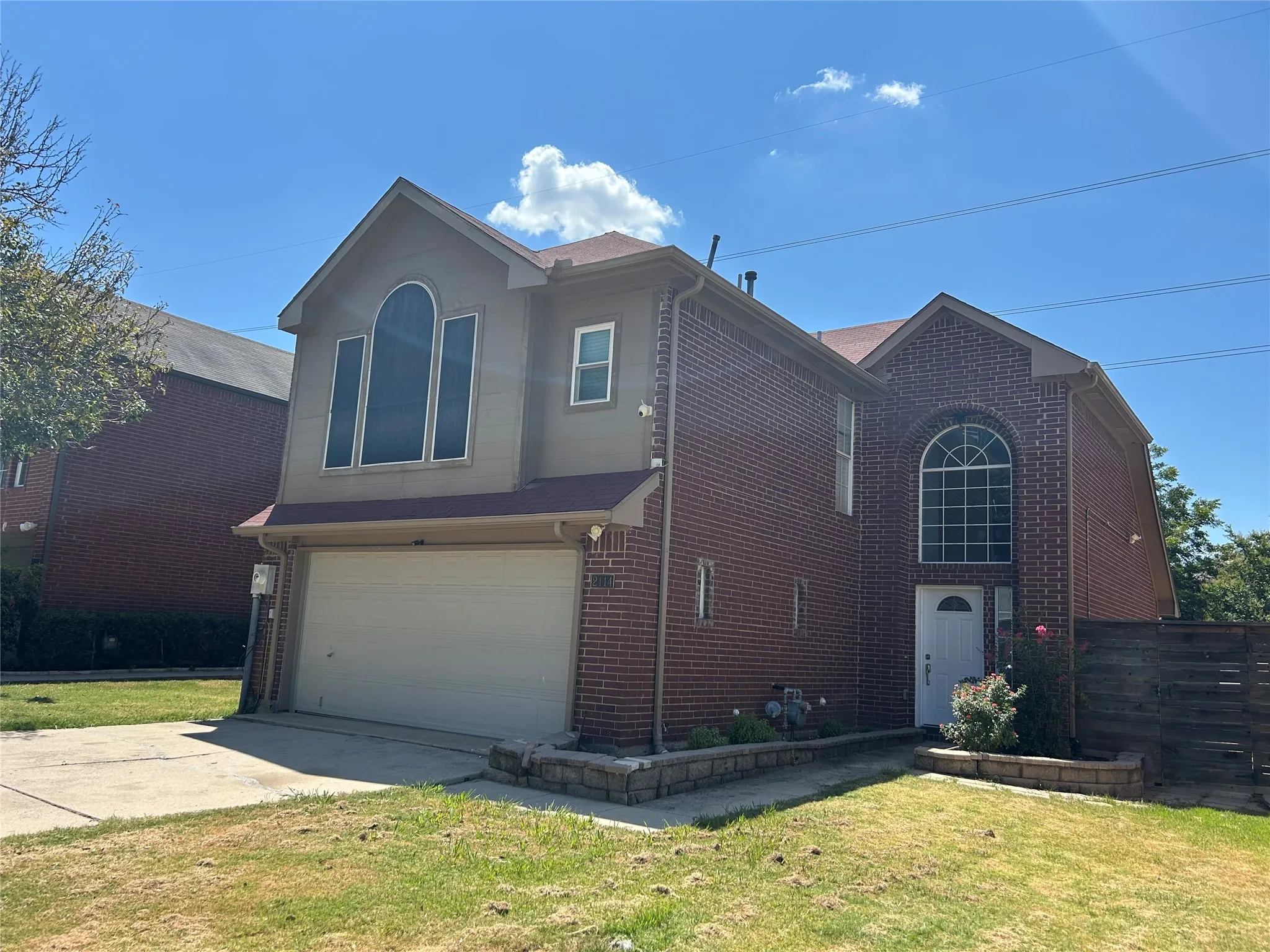 Single Family Residence For Sale in Denton County , 2114 Montclair Lane, Lewisville, Texas 75067, 3 Bedroom, 3 Bathroom, 1 Garage spaces, 1,504 Sqft, built in 1994, mls#21358244, Real Estate Agent in Lewisville, Homes For Sale in Denton county, Homes For Sale in Lewisville, Realtor in Lewisville Texas, Real Estate Brokerage Independent Realty Texas, Luminita Cordes Realtor