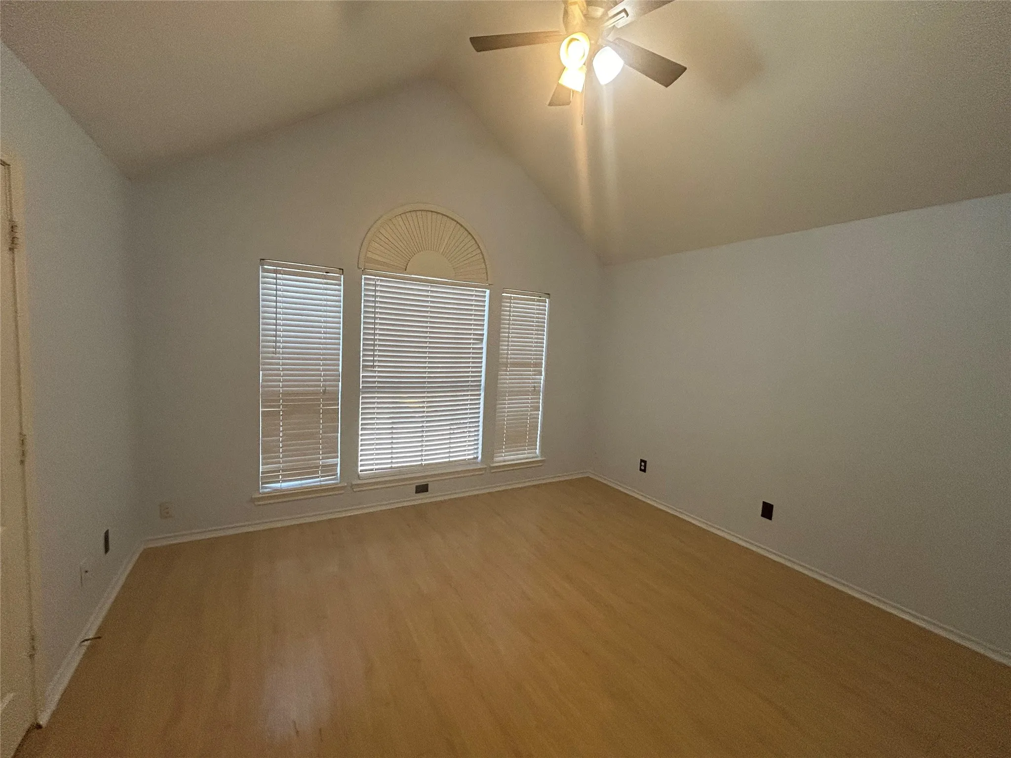 Single Family Residence For Sale in Denton County , 2114 Montclair Lane, Lewisville, Texas 75067, 3 Bedroom, 3 Bathroom, 1 Garage spaces, 1,504 Sqft, built in 1994, mls#21358244, Real Estate Agent in Lewisville, Homes For Sale in Denton county, Homes For Sale in Lewisville, Realtor in Lewisville Texas, Real Estate Brokerage Independent Realty Texas, Luminita Cordes Realtor