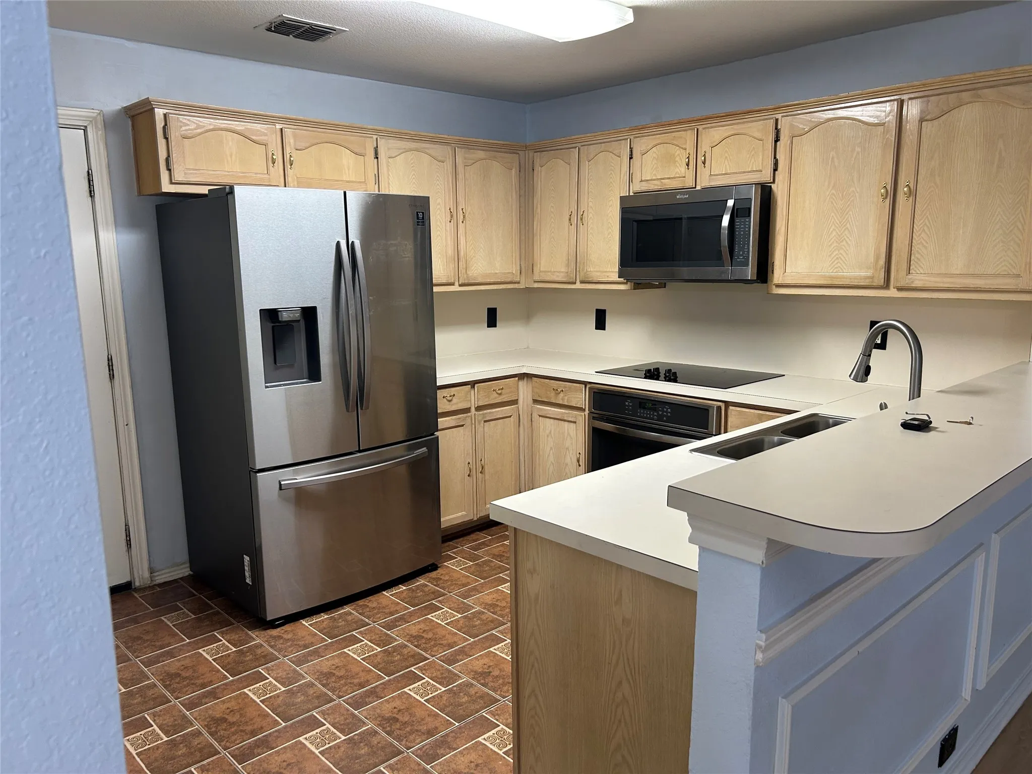 Single Family Residence For Sale in Denton County , 2114 Montclair Lane, Lewisville, Texas 75067, 3 Bedroom, 3 Bathroom, 1 Garage spaces, 1,504 Sqft, built in 1994, mls#21358244, Real Estate Agent in Lewisville, Homes For Sale in Denton county, Homes For Sale in Lewisville, Realtor in Lewisville Texas, Real Estate Brokerage Independent Realty Texas, Luminita Cordes Realtor