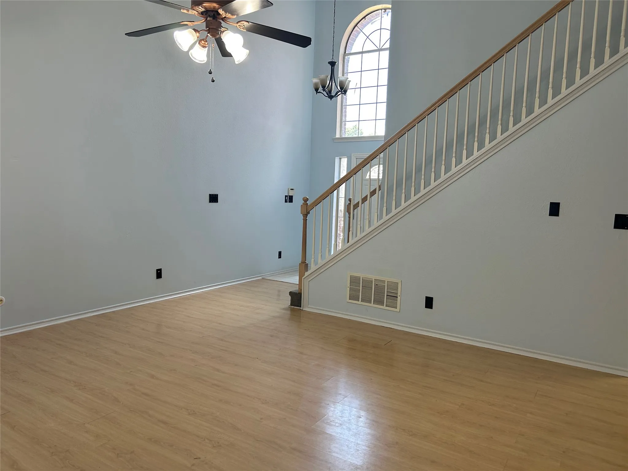 Single Family Residence For Sale in Denton County , 2114 Montclair Lane, Lewisville, Texas 75067, 3 Bedroom, 3 Bathroom, 1 Garage spaces, 1,504 Sqft, built in 1994, mls#21358244, Real Estate Agent in Lewisville, Homes For Sale in Denton county, Homes For Sale in Lewisville, Realtor in Lewisville Texas, Real Estate Brokerage Independent Realty Texas, Luminita Cordes Realtor