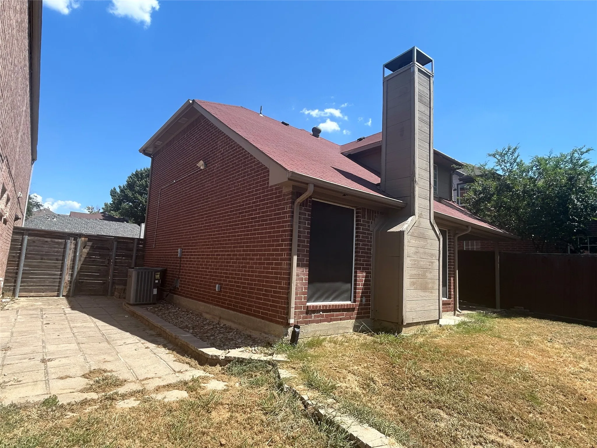 Single Family Residence For Sale in Denton County , 2114 Montclair Lane, Lewisville, Texas 75067, 3 Bedroom, 3 Bathroom, 1 Garage spaces, 1,504 Sqft, built in 1994, mls#21358244, Real Estate Agent in Lewisville, Homes For Sale in Denton county, Homes For Sale in Lewisville, Realtor in Lewisville Texas, Real Estate Brokerage Independent Realty Texas, Luminita Cordes Realtor