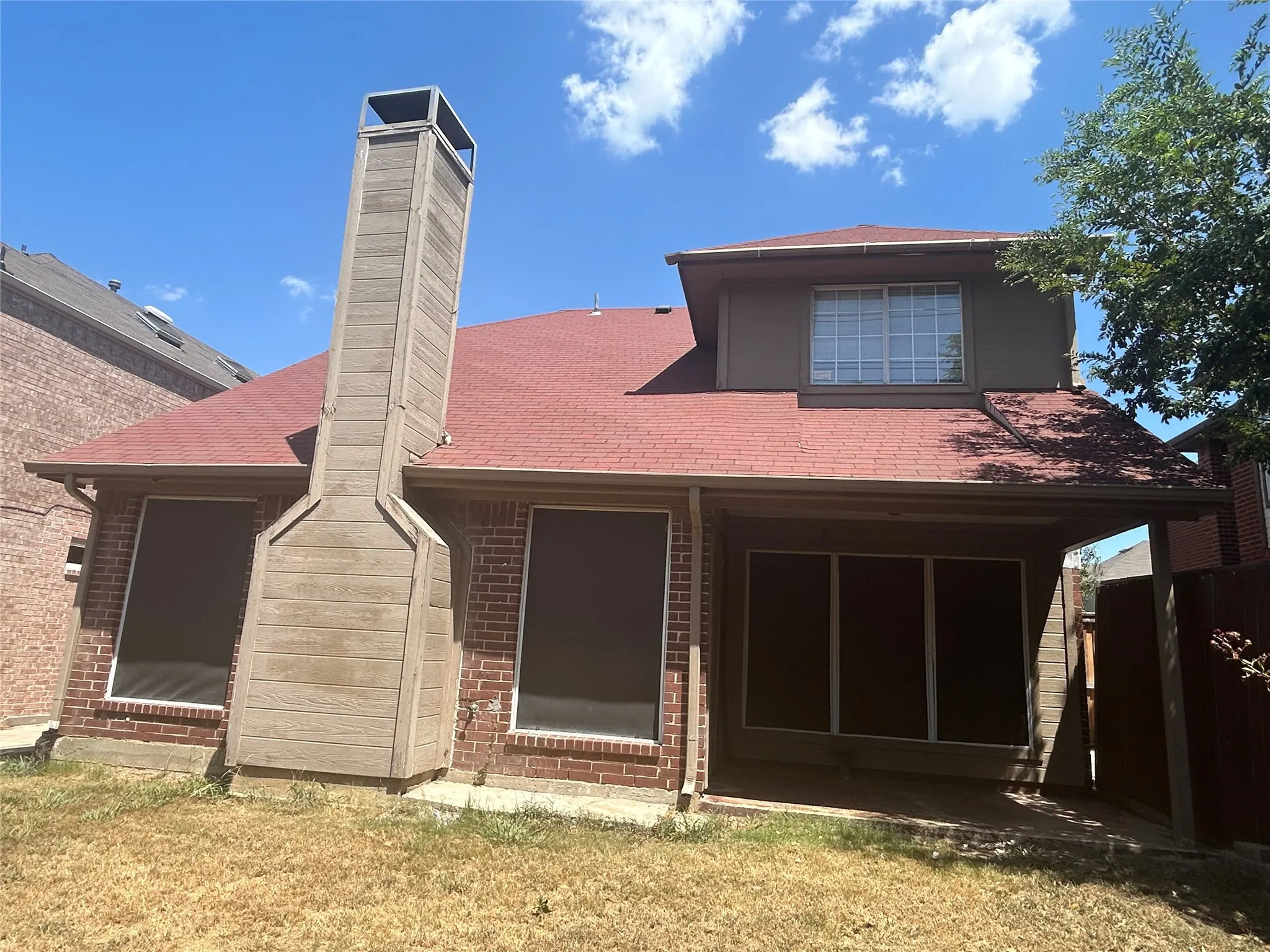 Single Family Residence For Sale in Denton County , 2114 Montclair Lane, Lewisville, Texas 75067, 3 Bedroom, 3 Bathroom, 1 Garage spaces, 1,504 Sqft, built in 1994, mls#21358244, Real Estate Agent in Lewisville, Homes For Sale in Denton county, Homes For Sale in Lewisville, Realtor in Lewisville Texas, Real Estate Brokerage Independent Realty Texas, Luminita Cordes Realtor