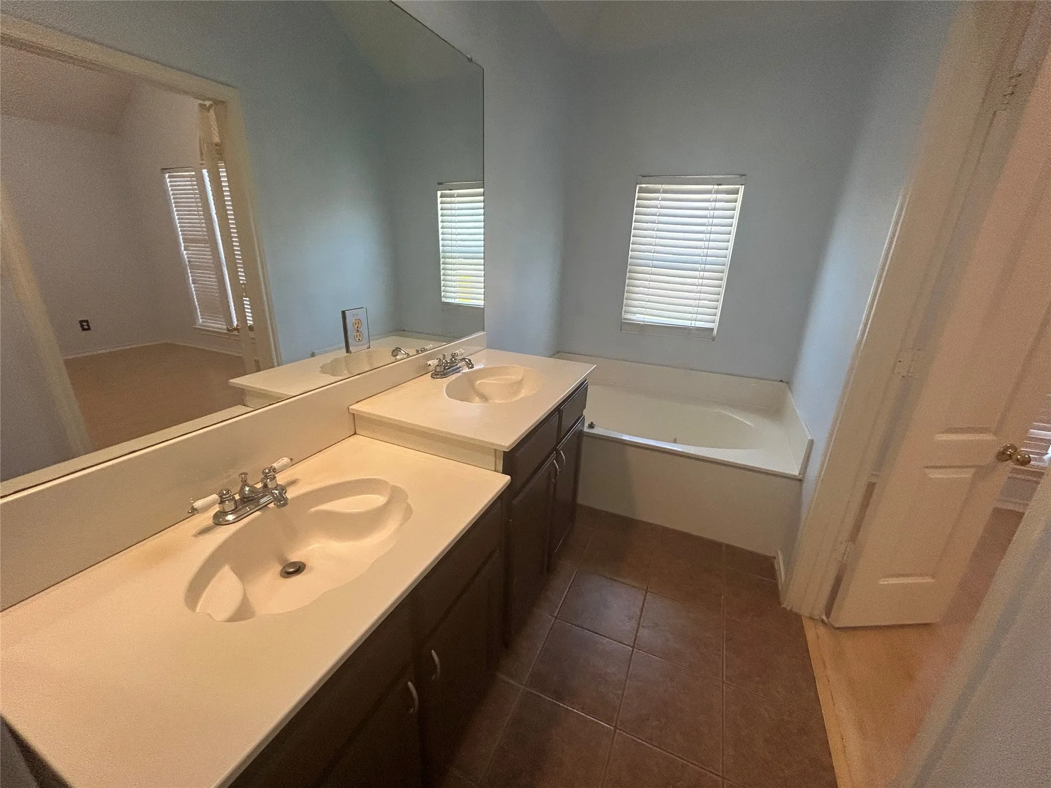 Single Family Residence For Sale in Denton County , 2114 Montclair Lane, Lewisville, Texas 75067, 3 Bedroom, 3 Bathroom, 1 Garage spaces, 1,504 Sqft, built in 1994, mls#21358244, Real Estate Agent in Lewisville, Homes For Sale in Denton county, Homes For Sale in Lewisville, Realtor in Lewisville Texas, Real Estate Brokerage Independent Realty Texas, Luminita Cordes Realtor