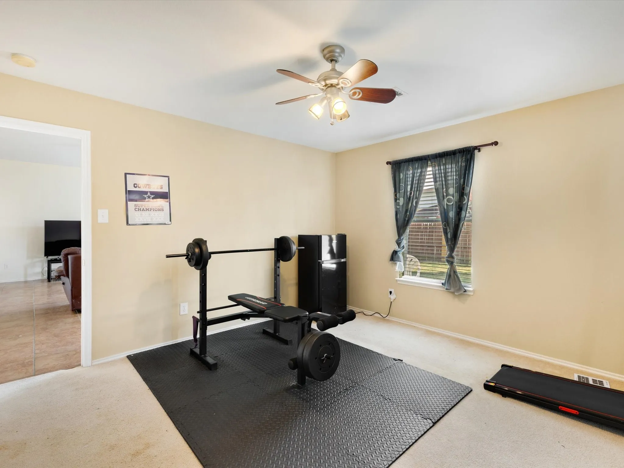 Recessed ceiling light, ceiling fan with light kit, window with blinds and curtains, and carpeted flooring