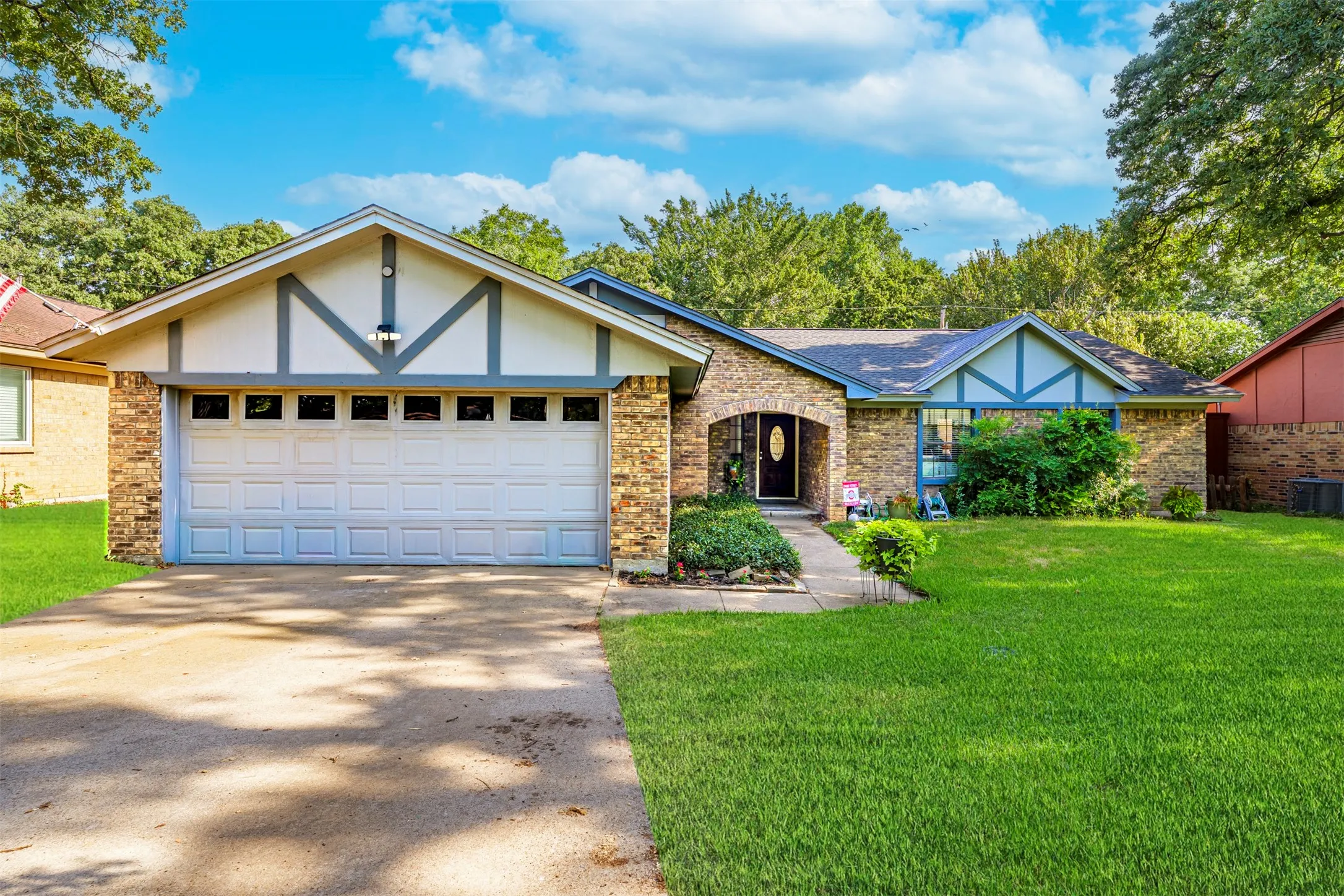 Single Family Residence For Sale in Tarrant County , 5903 Pleasant Wood Trail, Arlington, Texas 76016, 3 Bedroom, 2 Bathroom, 2 Garage spaces, 1,796 Sqft, built in 1976, mls#21354552, Real Estate Agent in Arlington, Homes For Sale in Tarrant county, Homes For Sale in Arlington, Realtor in Arlington Texas, Real Estate Brokerage Independent Realty Texas, Luminita Cordes Realtor