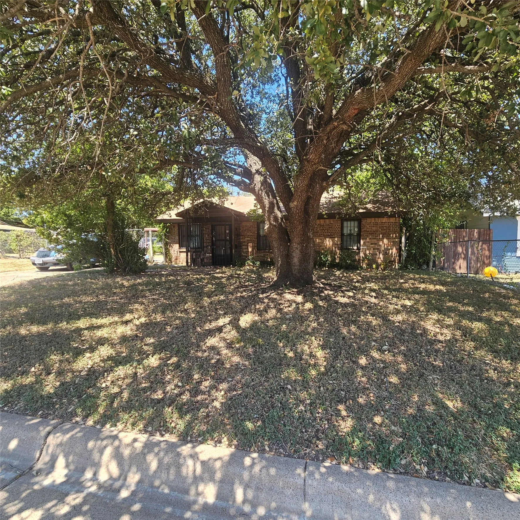 Single Family Residence For Sale in Tarrant County , 1313 E Robert Street, Fort Worth, Texas 76104, 3 Bedroom, 2 Bathroom, Garage spaces, 1,272 Sqft, built in 1961, mls#21358180, Real Estate Agent in Fort Worth, Homes For Sale in Tarrant county, Homes For Sale in Fort Worth, Realtor in Fort Worth Texas, Real Estate Brokerage Independent Realty Texas, Luminita Cordes Realtor