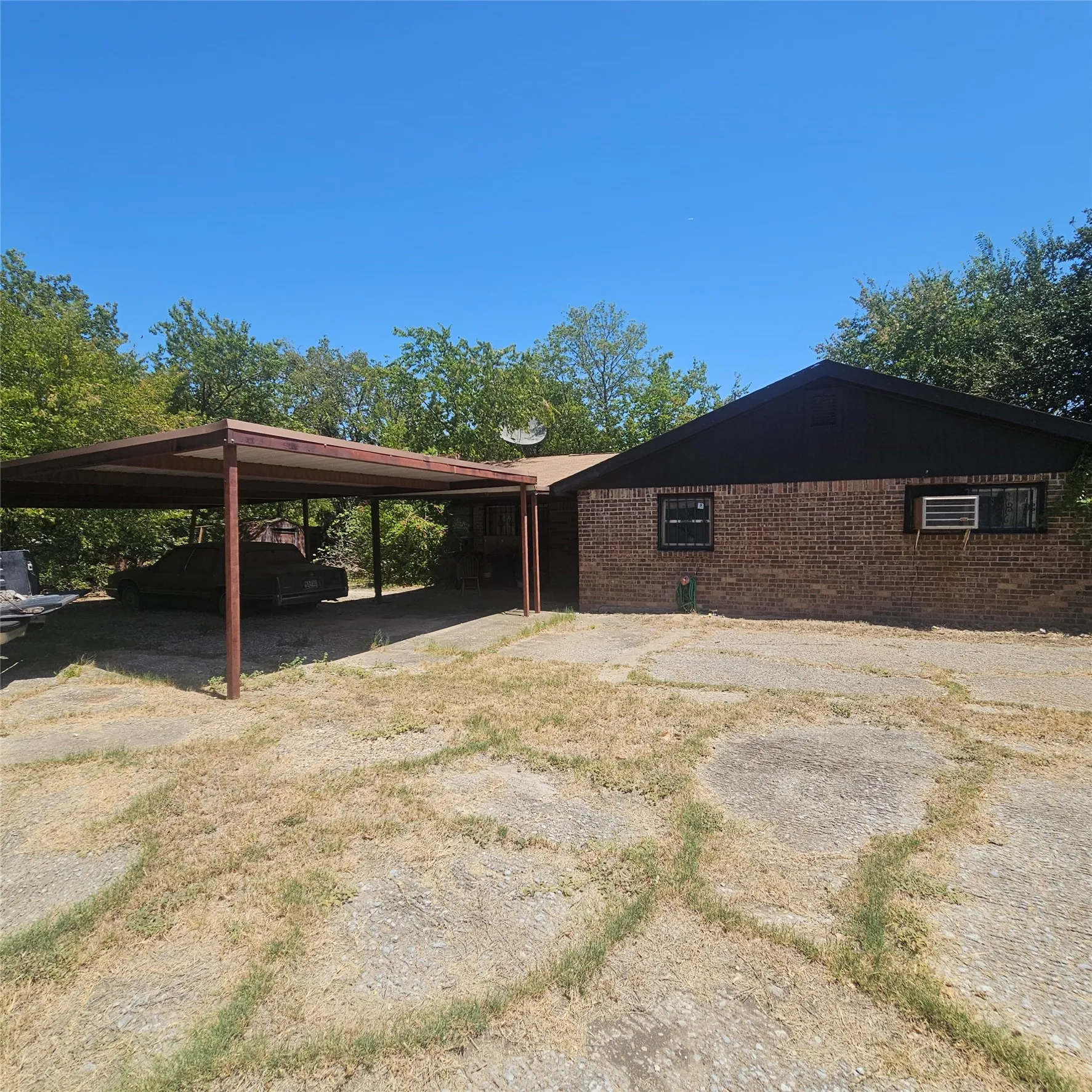 Single Family Residence For Sale in Tarrant County , 1313 E Robert Street, Fort Worth, Texas 76104, 3 Bedroom, 2 Bathroom, Garage spaces, 1,272 Sqft, built in 1961, mls#21358180, Real Estate Agent in Fort Worth, Homes For Sale in Tarrant county, Homes For Sale in Fort Worth, Realtor in Fort Worth Texas, Real Estate Brokerage Independent Realty Texas, Luminita Cordes Realtor