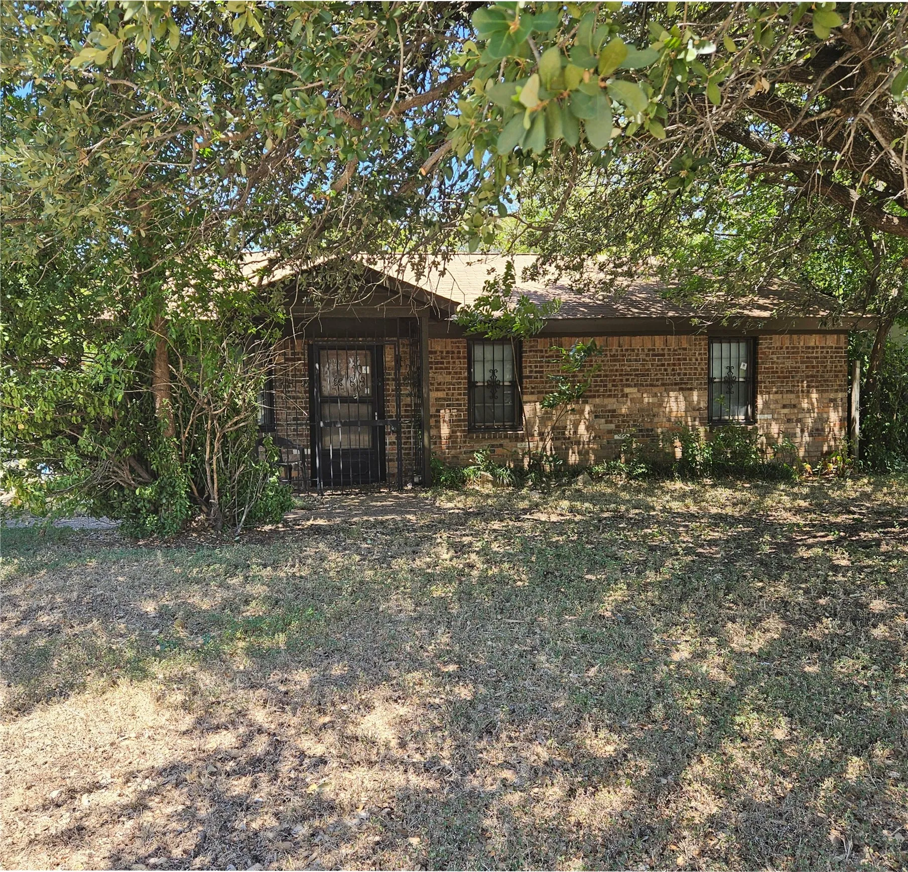 Single Family Residence For Sale in Tarrant County , 1313 E Robert Street, Fort Worth, Texas 76104, 3 Bedroom, 2 Bathroom, Garage spaces, 1,272 Sqft, built in 1961, mls#21358180, Real Estate Agent in Fort Worth, Homes For Sale in Tarrant county, Homes For Sale in Fort Worth, Realtor in Fort Worth Texas, Real Estate Brokerage Independent Realty Texas, Luminita Cordes Realtor