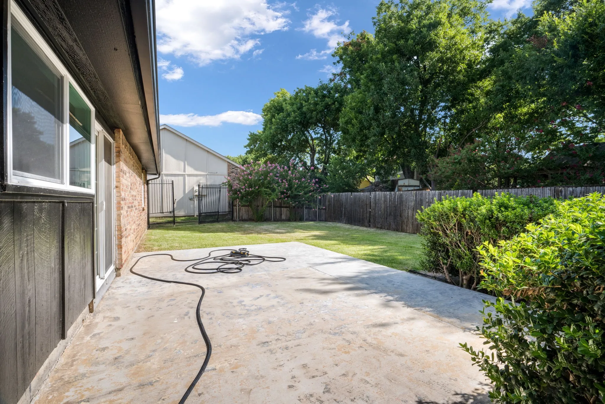 Single Family Residence For Sale in Tarrant County , 2608 Sprucewood Lane, Euless, Texas 76039, 3 Bedroom, 2 Bathroom, 2 Garage spaces, 1,674 Sqft, built in 1983, mls#21358028, Real Estate Agent in Euless, Homes For Sale in Tarrant county, Homes For Sale in Euless, Realtor in Euless Texas, Real Estate Brokerage Independent Realty Texas, Luminita Cordes Realtor