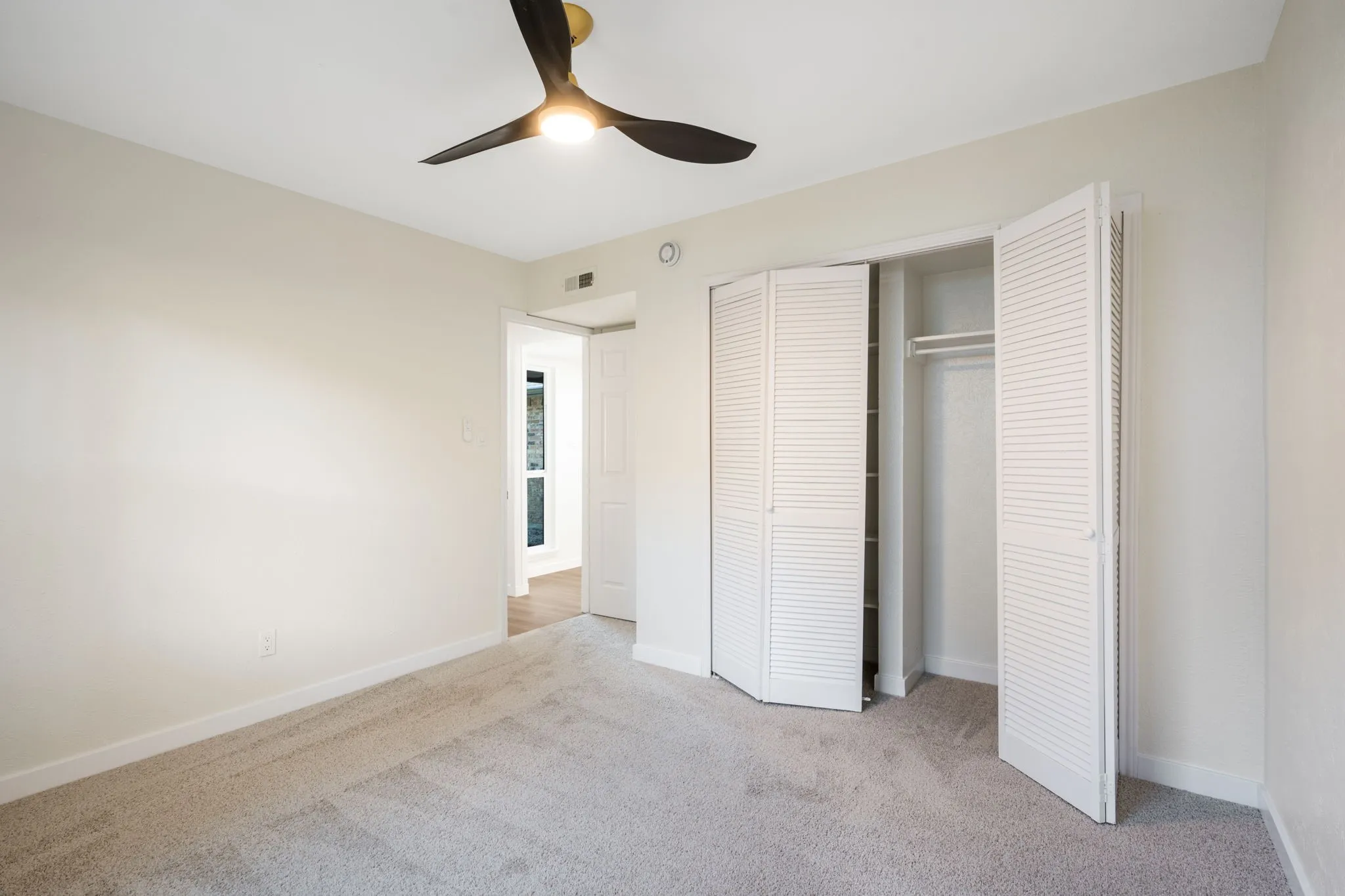 Single Family Residence For Sale in Tarrant County , 2608 Sprucewood Lane, Euless, Texas 76039, 3 Bedroom, 2 Bathroom, 2 Garage spaces, 1,674 Sqft, built in 1983, mls#21358028, Real Estate Agent in Euless, Homes For Sale in Tarrant county, Homes For Sale in Euless, Realtor in Euless Texas, Real Estate Brokerage Independent Realty Texas, Luminita Cordes Realtor