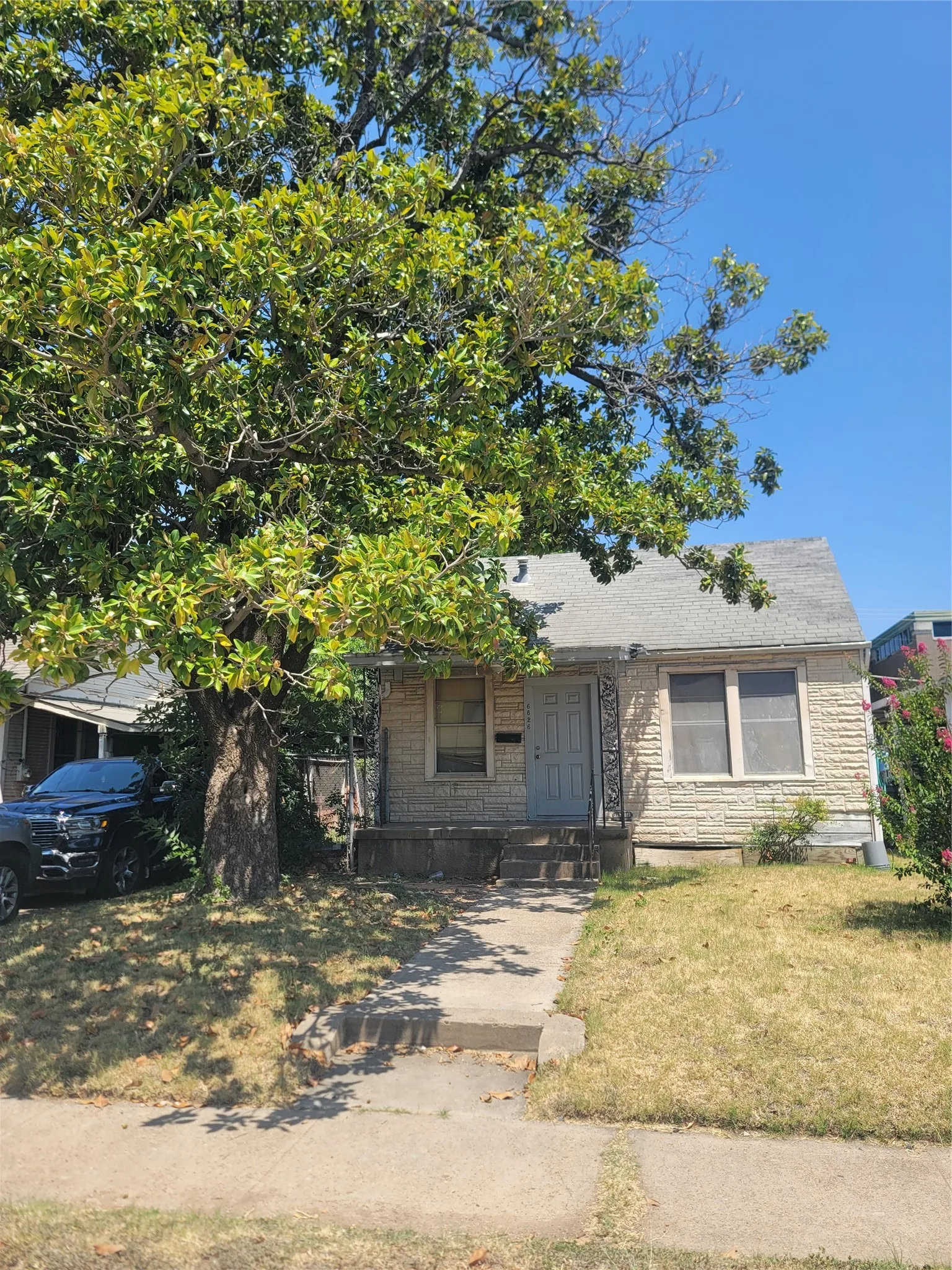 Single Family Residence For Sale in Dallas County , 6826 Victoria Avenue, Dallas, Texas 75209, 4 Bedroom, 2 Bathroom, Garage spaces, 2,352 Sqft, built in 1940, mls#21358272, Real Estate Agent in Dallas, Homes For Sale in Dallas county, Homes For Sale in Dallas, Realtor in Dallas Texas, Real Estate Brokerage Independent Realty Texas, Luminita Cordes Realtor