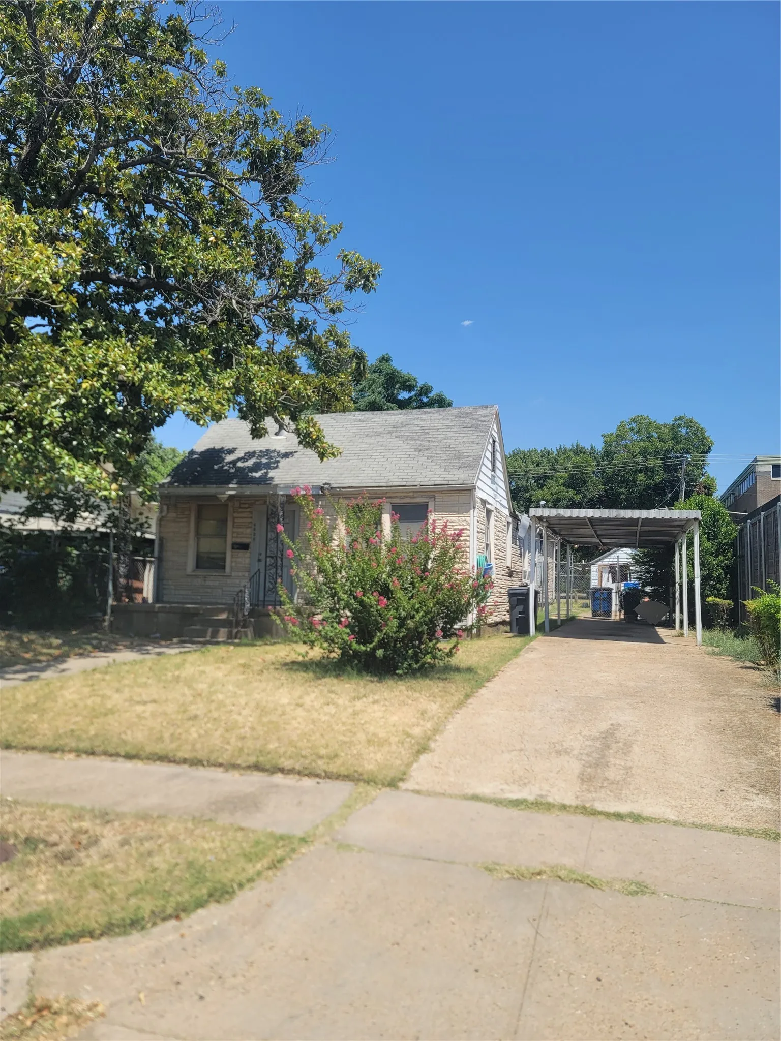 Single Family Residence For Sale in Dallas County , 6826 Victoria Avenue, Dallas, Texas 75209, 4 Bedroom, 2 Bathroom, Garage spaces, 2,352 Sqft, built in 1940, mls#21358272, Real Estate Agent in Dallas, Homes For Sale in Dallas county, Homes For Sale in Dallas, Realtor in Dallas Texas, Real Estate Brokerage Independent Realty Texas, Luminita Cordes Realtor