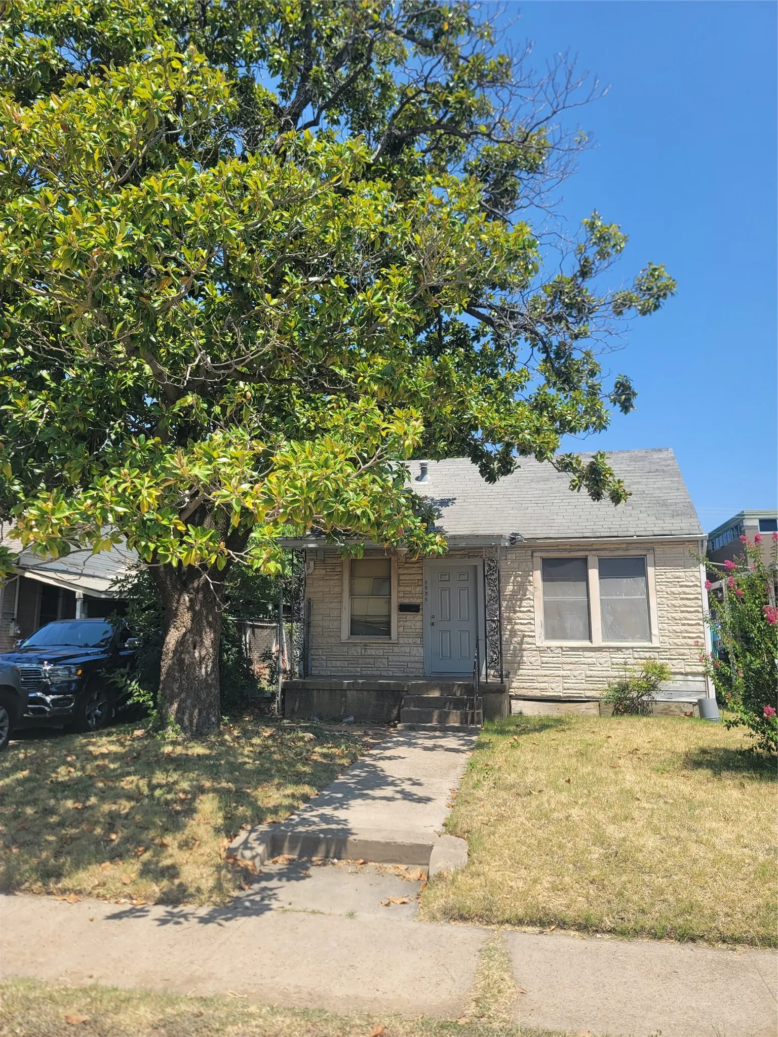 Single Family Residence For Sale in Dallas County , 6826 Victoria Avenue, Dallas, Texas 75209, 4 Bedroom, 2 Bathroom, Garage spaces, 2,352 Sqft, built in 1940, mls#21358272, Real Estate Agent in Dallas, Homes For Sale in Dallas county, Homes For Sale in Dallas, Realtor in Dallas Texas, Real Estate Brokerage Independent Realty Texas, Luminita Cordes Realtor