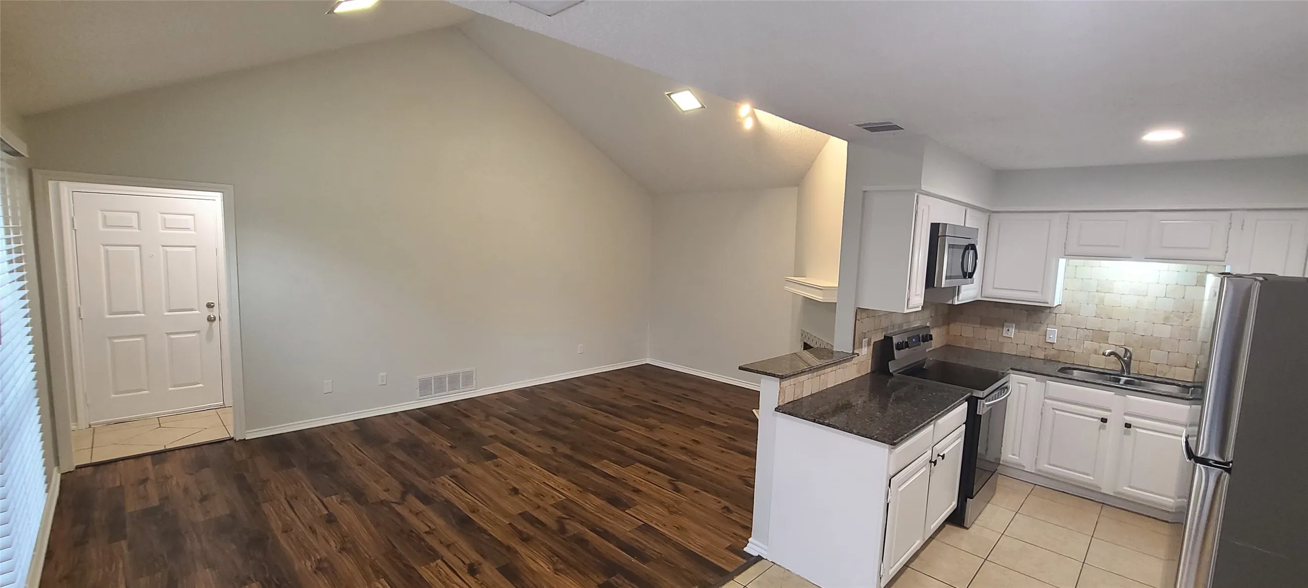 Duplex For Rent in Denton County , 17811 Farley Trail, Dallas, Texas 75287, 2 Bedroom, 2 Bathroom, Garage spaces, 1,090 Sqft, built in 1983, mls#21358290, Real Estate Agent in Dallas, Homes For Rent in Denton county, Homes For Rent in Dallas, Realtor in Dallas Texas, Real Estate Brokerage Independent Realty Texas, Luminita Cordes Realtor