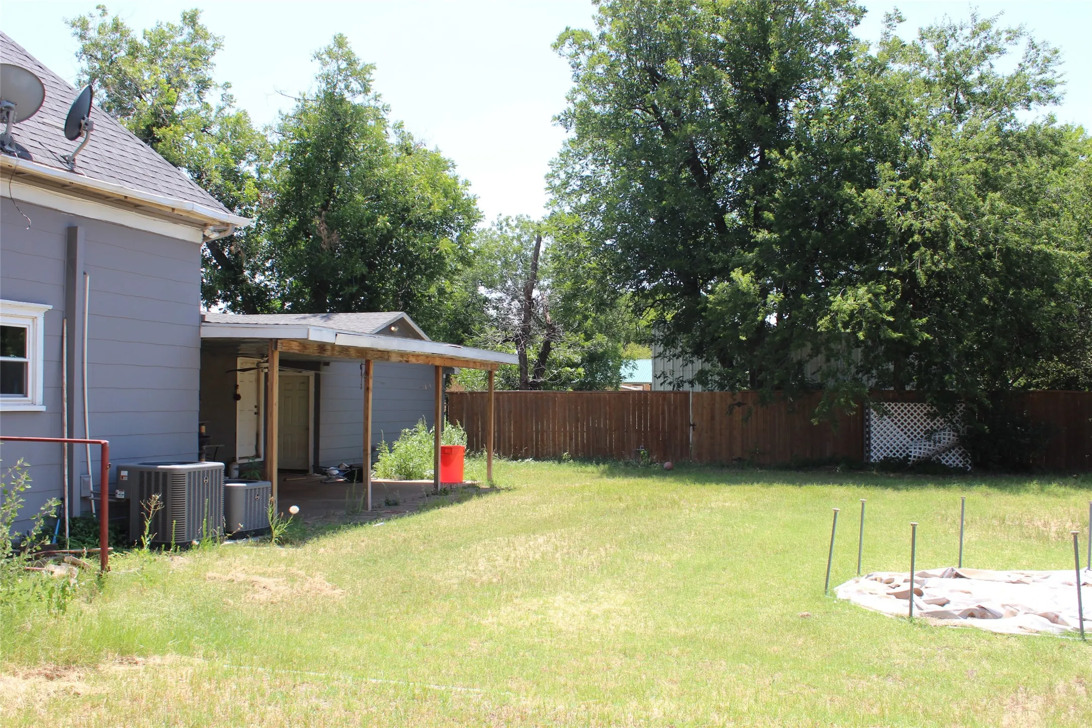 Single Family Residence For Sale in Knox County , 461 S 9th Avenue, Munday, Texas 76371, 5 Bedroom, 3 Bathroom, 5 Garage spaces, 2,586 Sqft, built in 1920, mls#21357082, Real Estate Agent in Munday, Homes For Sale in Knox county, Homes For Sale in Munday, Realtor in Munday Texas, Real Estate Brokerage Independent Realty Texas, Luminita Cordes Realtor