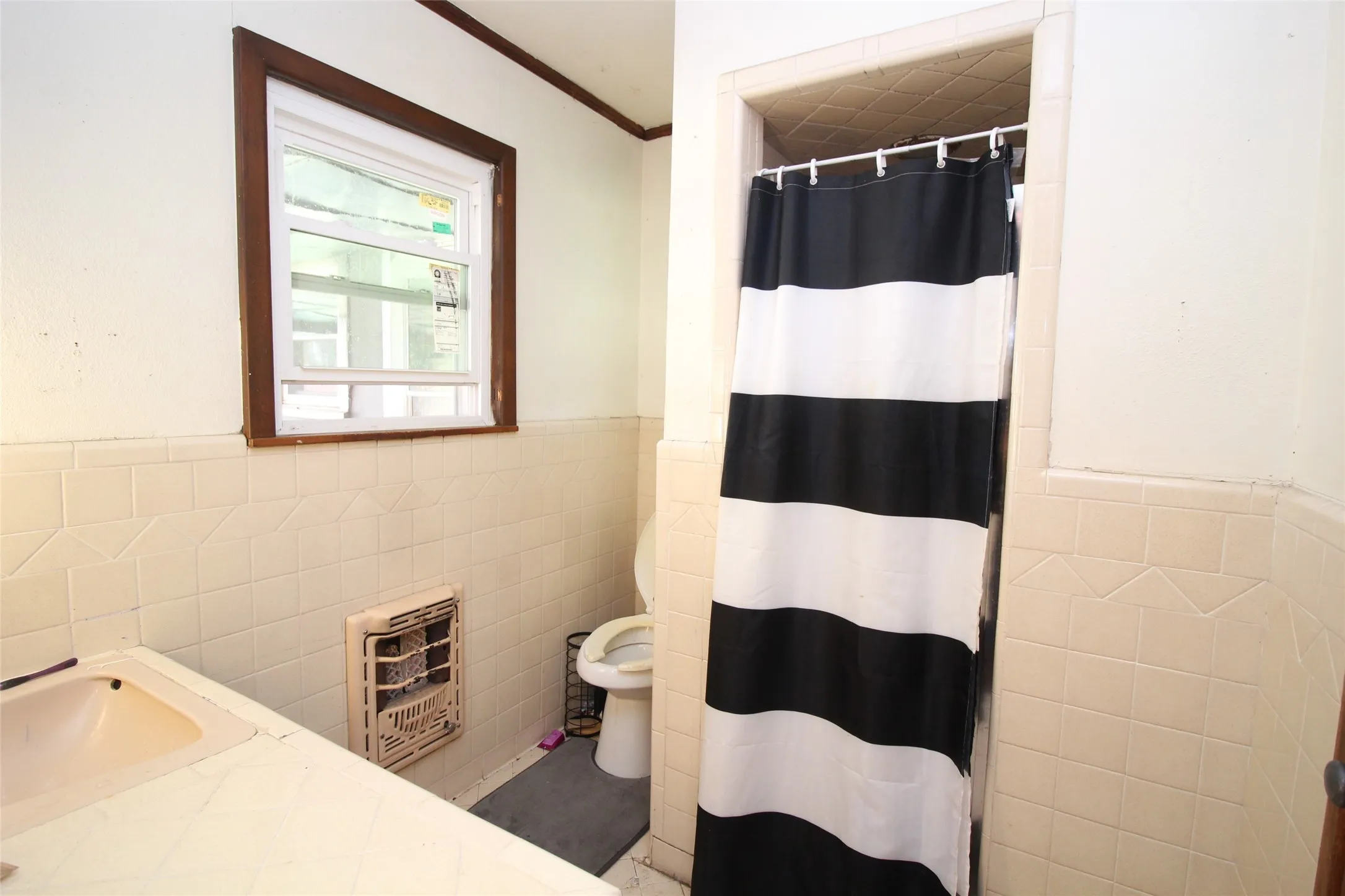 Single Family Residence For Sale in Knox County , 461 S 9th Avenue, Munday, Texas 76371, 5 Bedroom, 3 Bathroom, 5 Garage spaces, 2,586 Sqft, built in 1920, mls#21357082, Real Estate Agent in Munday, Homes For Sale in Knox county, Homes For Sale in Munday, Realtor in Munday Texas, Real Estate Brokerage Independent Realty Texas, Luminita Cordes Realtor