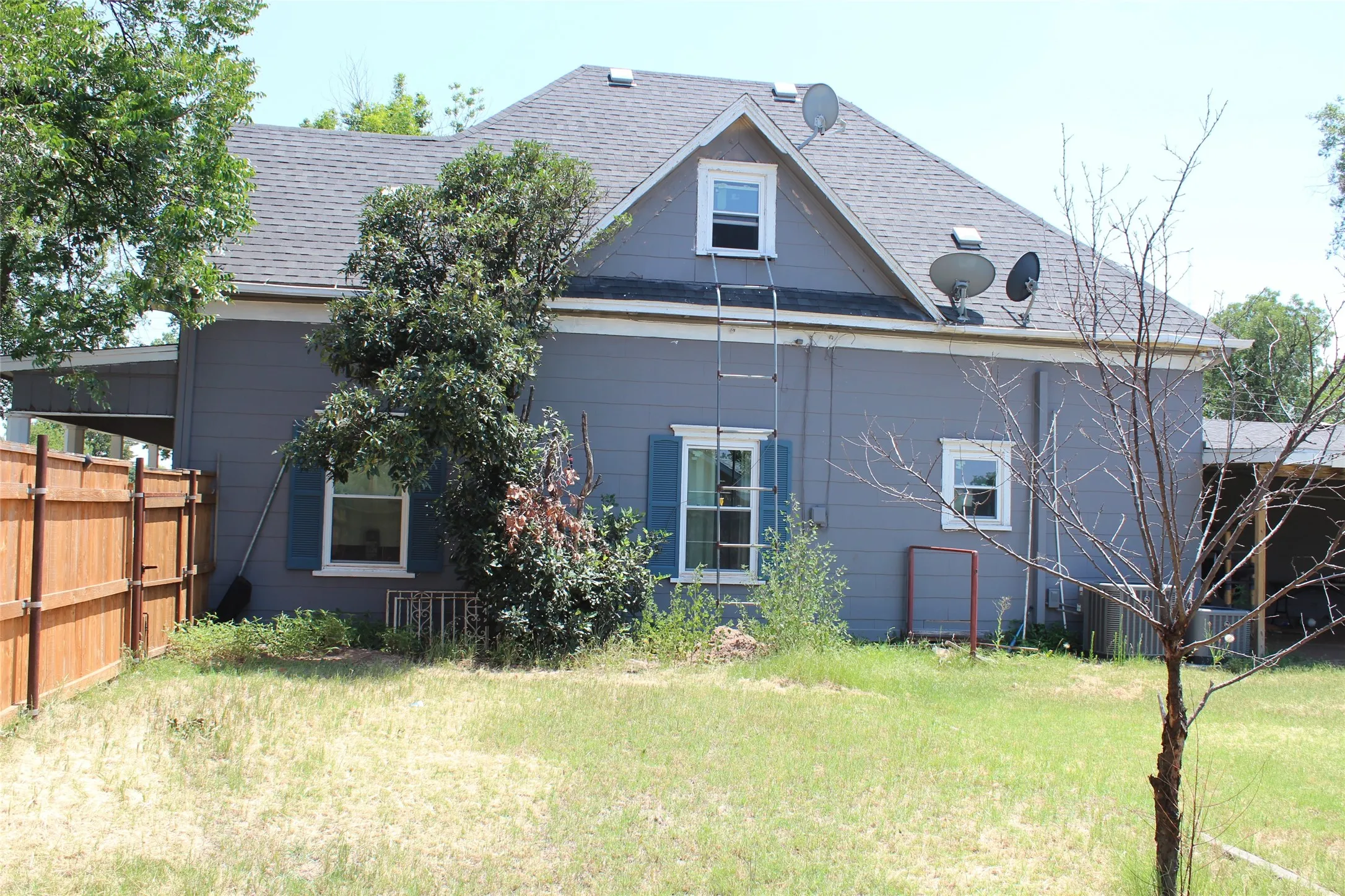 Single Family Residence For Sale in Knox County , 461 S 9th Avenue, Munday, Texas 76371, 5 Bedroom, 3 Bathroom, 5 Garage spaces, 2,586 Sqft, built in 1920, mls#21357082, Real Estate Agent in Munday, Homes For Sale in Knox county, Homes For Sale in Munday, Realtor in Munday Texas, Real Estate Brokerage Independent Realty Texas, Luminita Cordes Realtor