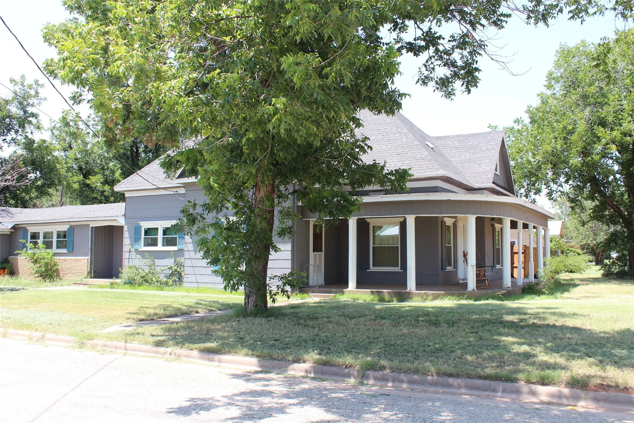 Single Family Residence For Sale in Knox County , 461 S 9th Avenue, Munday, Texas 76371, 5 Bedroom, 3 Bathroom, 5 Garage spaces, 2,586 Sqft, built in 1920, mls#21357082, Real Estate Agent in Munday, Homes For Sale in Knox county, Homes For Sale in Munday, Realtor in Munday Texas, Real Estate Brokerage Independent Realty Texas, Luminita Cordes Realtor