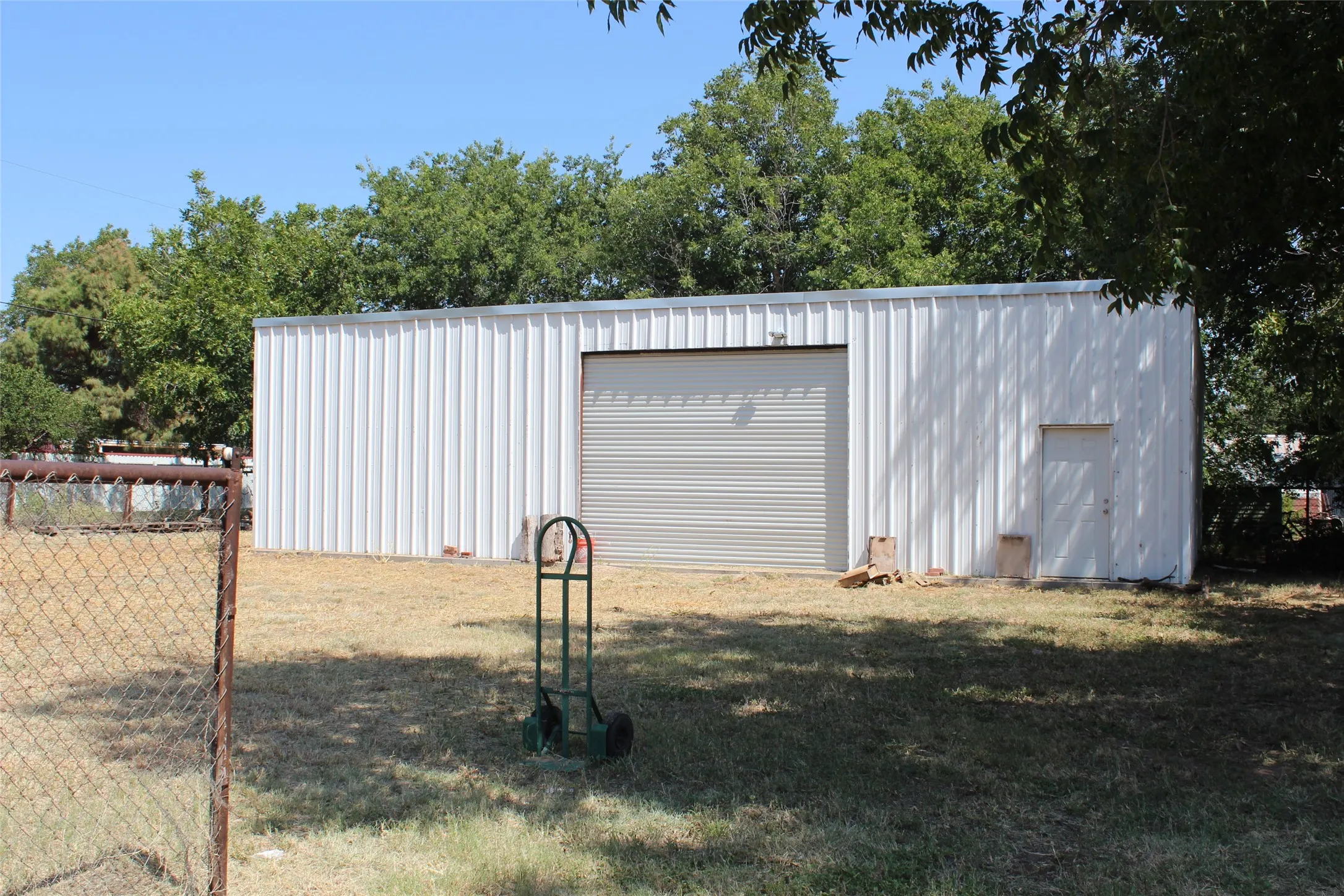 Single Family Residence For Sale in Knox County , 461 S 9th Avenue, Munday, Texas 76371, 5 Bedroom, 3 Bathroom, 5 Garage spaces, 2,586 Sqft, built in 1920, mls#21357082, Real Estate Agent in Munday, Homes For Sale in Knox county, Homes For Sale in Munday, Realtor in Munday Texas, Real Estate Brokerage Independent Realty Texas, Luminita Cordes Realtor