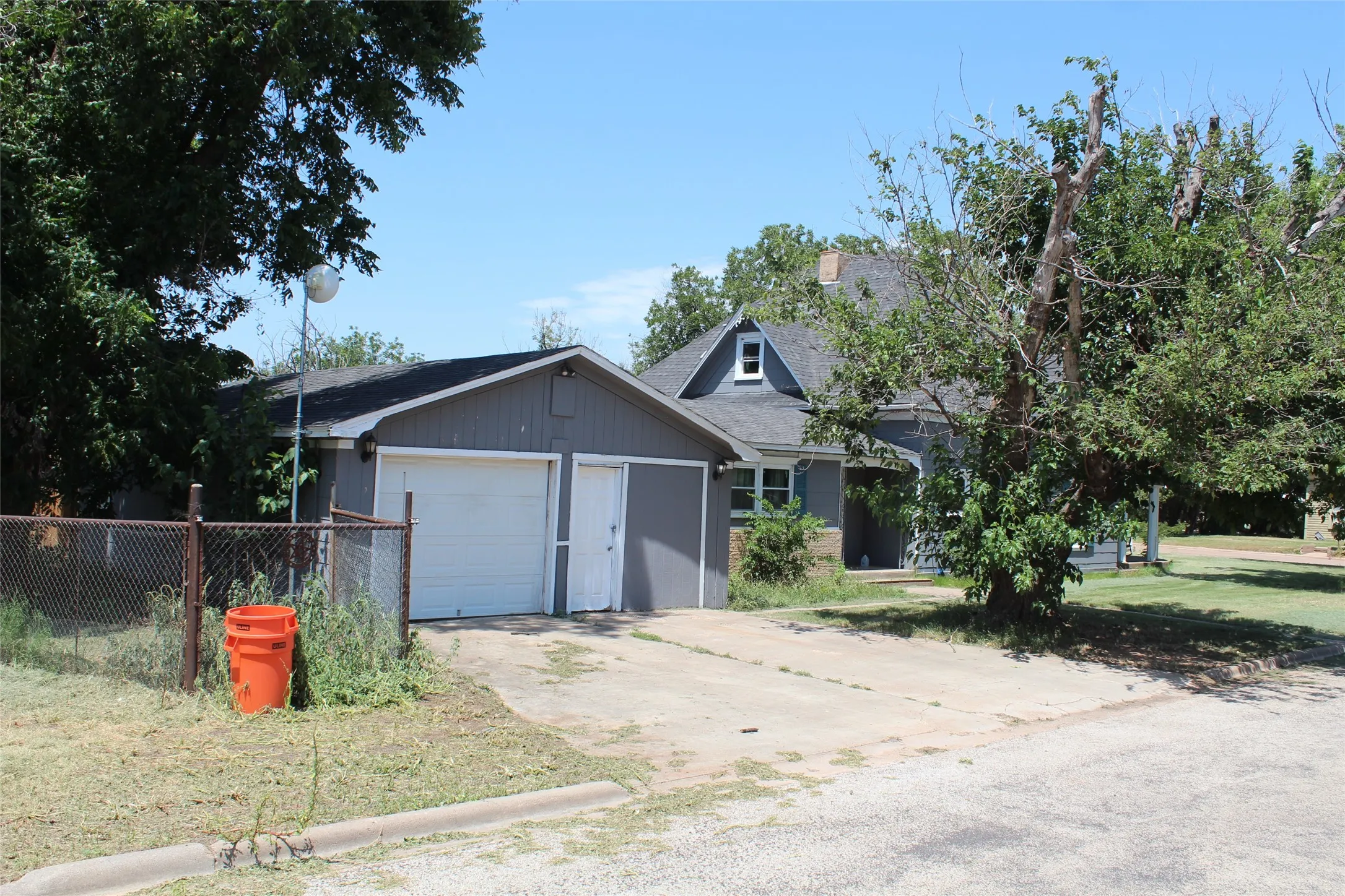 Single Family Residence For Sale in Knox County , 461 S 9th Avenue, Munday, Texas 76371, 5 Bedroom, 3 Bathroom, 5 Garage spaces, 2,586 Sqft, built in 1920, mls#21357082, Real Estate Agent in Munday, Homes For Sale in Knox county, Homes For Sale in Munday, Realtor in Munday Texas, Real Estate Brokerage Independent Realty Texas, Luminita Cordes Realtor