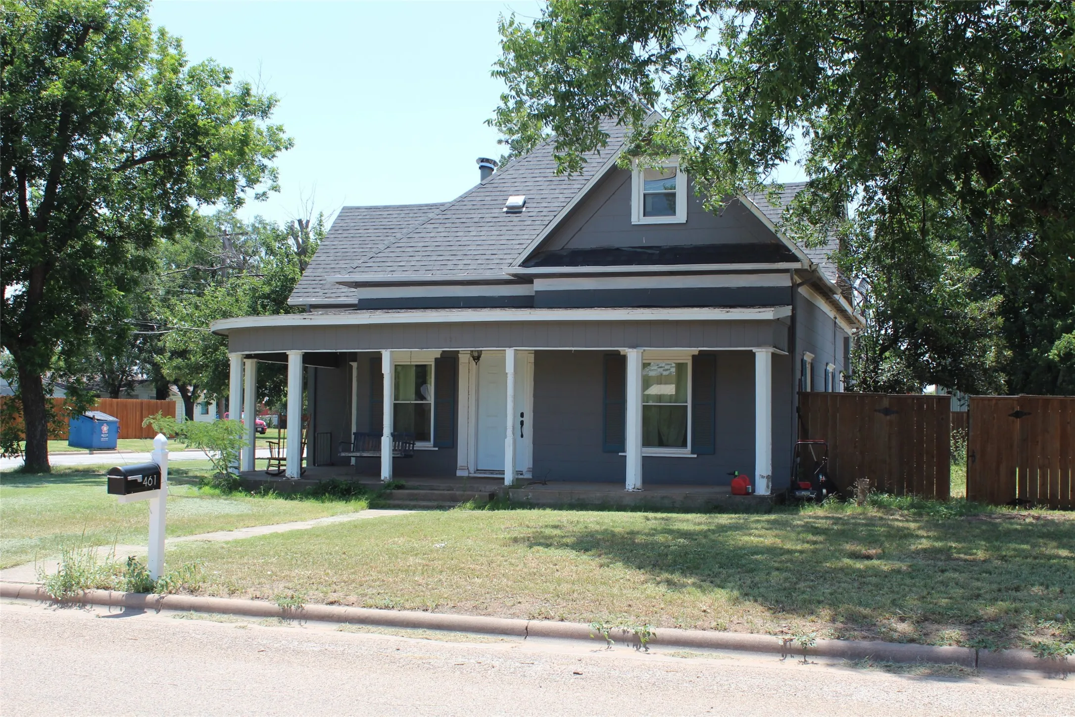 Single Family Residence For Sale in Knox County , 461 S 9th Avenue, Munday, Texas 76371, 5 Bedroom, 3 Bathroom, 5 Garage spaces, 2,586 Sqft, built in 1920, mls#21357082, Real Estate Agent in Munday, Homes For Sale in Knox county, Homes For Sale in Munday, Realtor in Munday Texas, Real Estate Brokerage Independent Realty Texas, Luminita Cordes Realtor