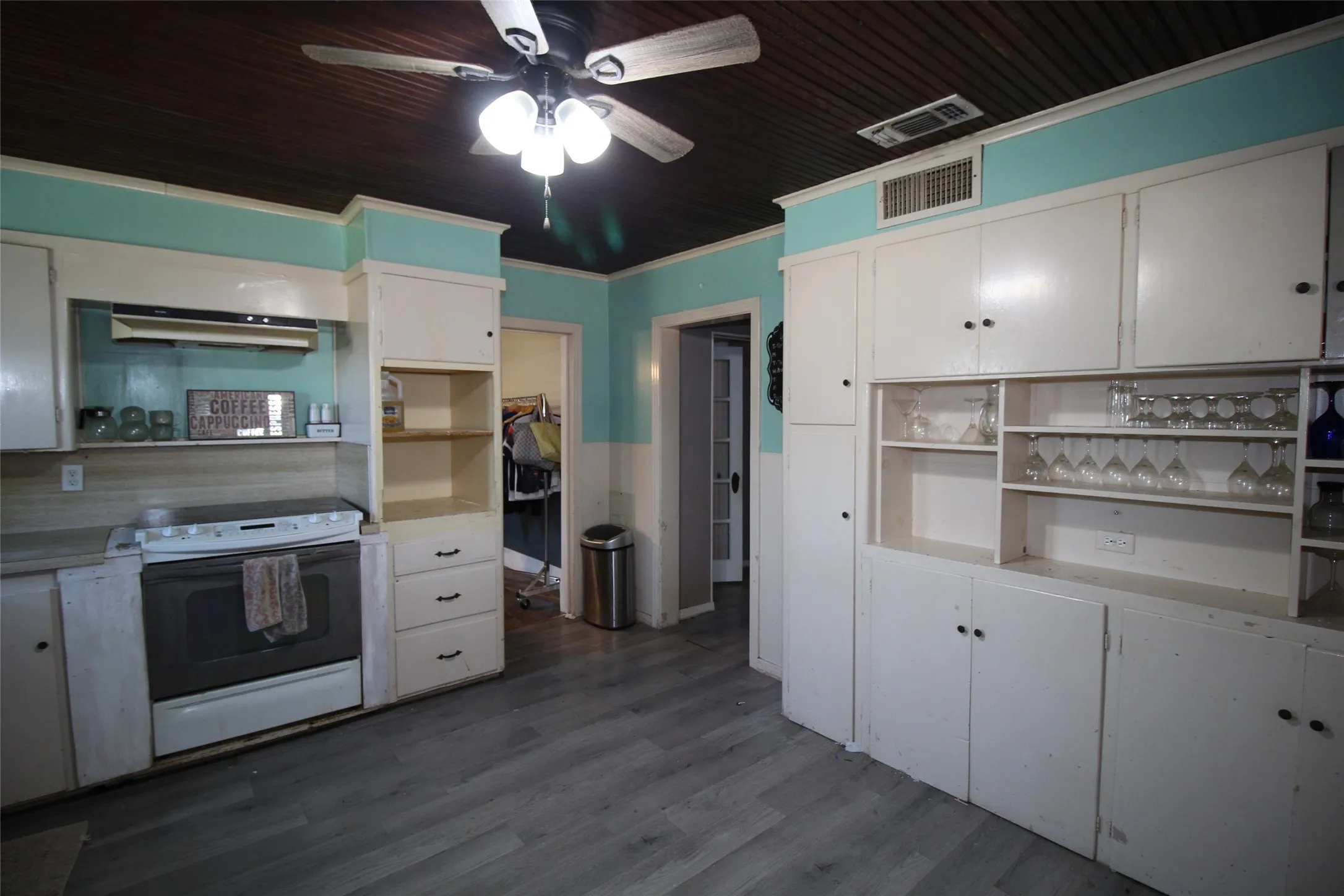 Single Family Residence For Sale in Knox County , 461 S 9th Avenue, Munday, Texas 76371, 5 Bedroom, 3 Bathroom, 5 Garage spaces, 2,586 Sqft, built in 1920, mls#21357082, Real Estate Agent in Munday, Homes For Sale in Knox county, Homes For Sale in Munday, Realtor in Munday Texas, Real Estate Brokerage Independent Realty Texas, Luminita Cordes Realtor