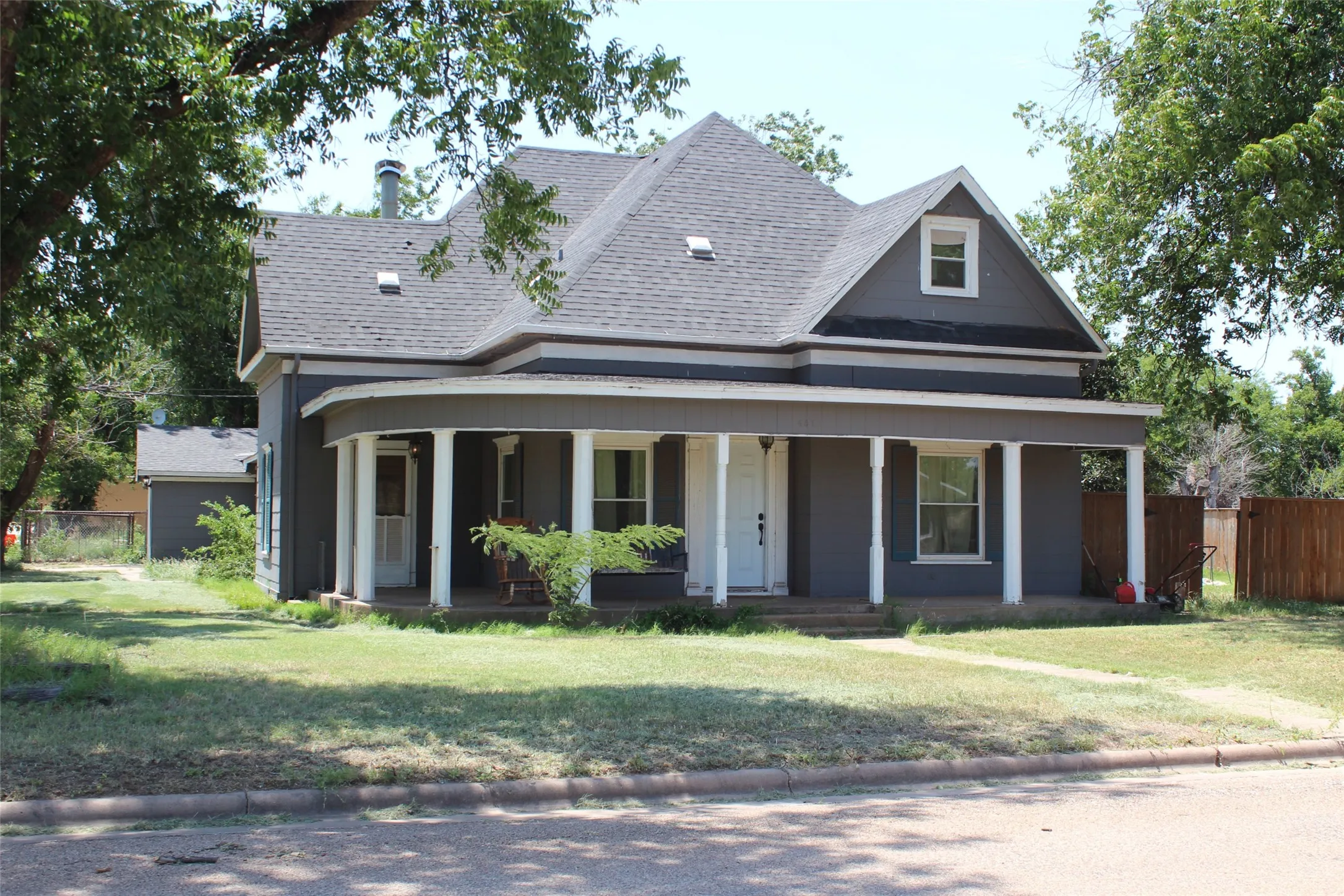 Single Family Residence For Sale in Knox County , 461 S 9th Avenue, Munday, Texas 76371, 5 Bedroom, 3 Bathroom, 5 Garage spaces, 2,586 Sqft, built in 1920, mls#21357082, Real Estate Agent in Munday, Homes For Sale in Knox county, Homes For Sale in Munday, Realtor in Munday Texas, Real Estate Brokerage Independent Realty Texas, Luminita Cordes Realtor
