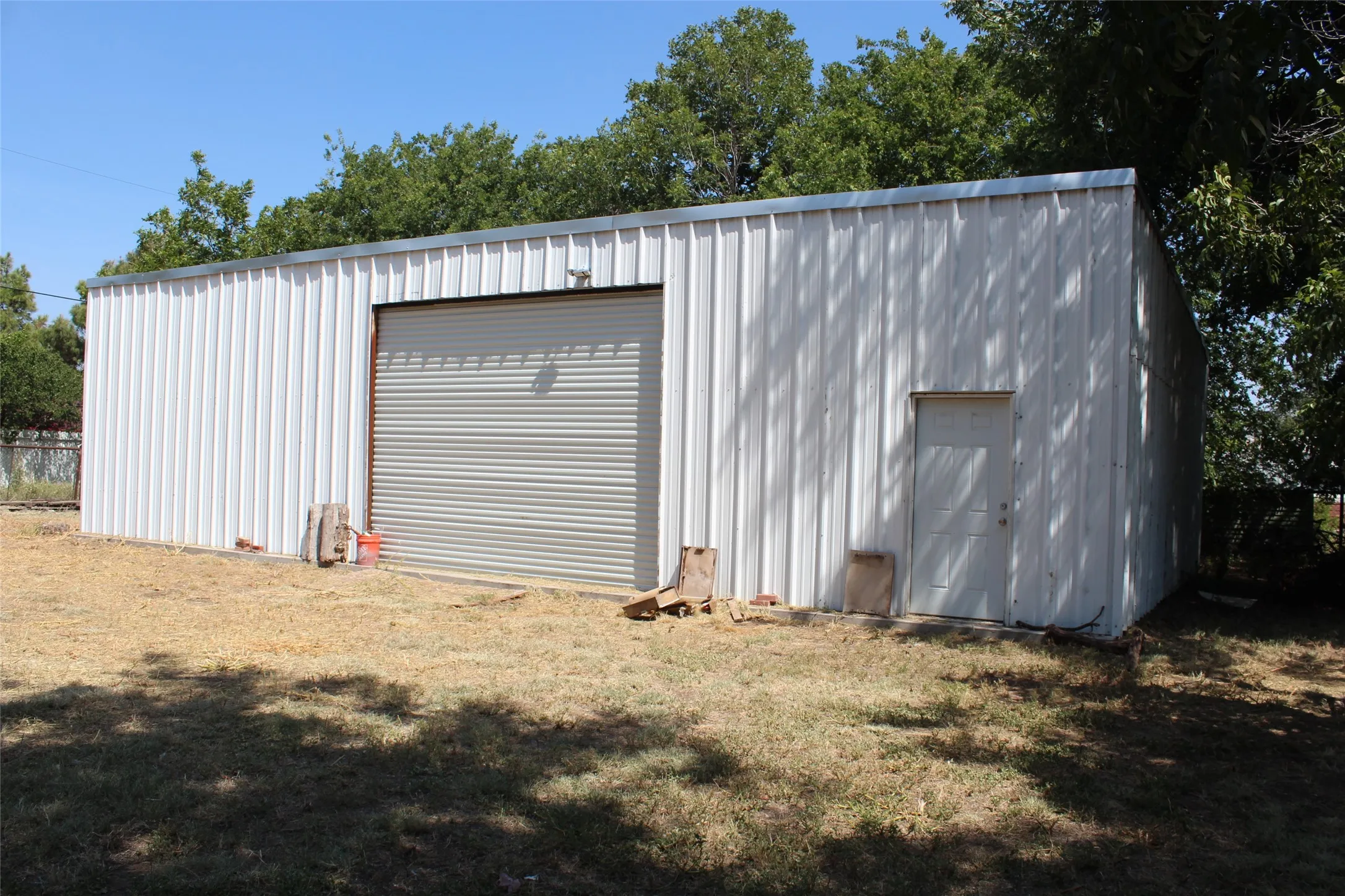 Single Family Residence For Sale in Knox County , 461 S 9th Avenue, Munday, Texas 76371, 5 Bedroom, 3 Bathroom, 5 Garage spaces, 2,586 Sqft, built in 1920, mls#21357082, Real Estate Agent in Munday, Homes For Sale in Knox county, Homes For Sale in Munday, Realtor in Munday Texas, Real Estate Brokerage Independent Realty Texas, Luminita Cordes Realtor