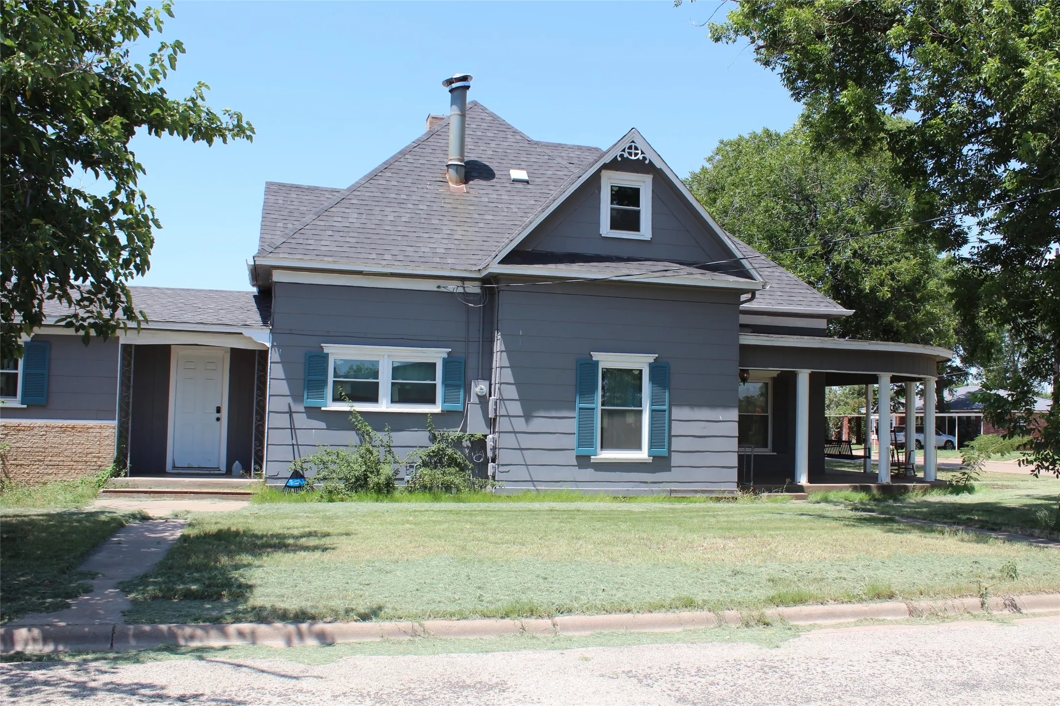 Single Family Residence For Sale in Knox County , 461 S 9th Avenue, Munday, Texas 76371, 5 Bedroom, 3 Bathroom, 5 Garage spaces, 2,586 Sqft, built in 1920, mls#21357082, Real Estate Agent in Munday, Homes For Sale in Knox county, Homes For Sale in Munday, Realtor in Munday Texas, Real Estate Brokerage Independent Realty Texas, Luminita Cordes Realtor